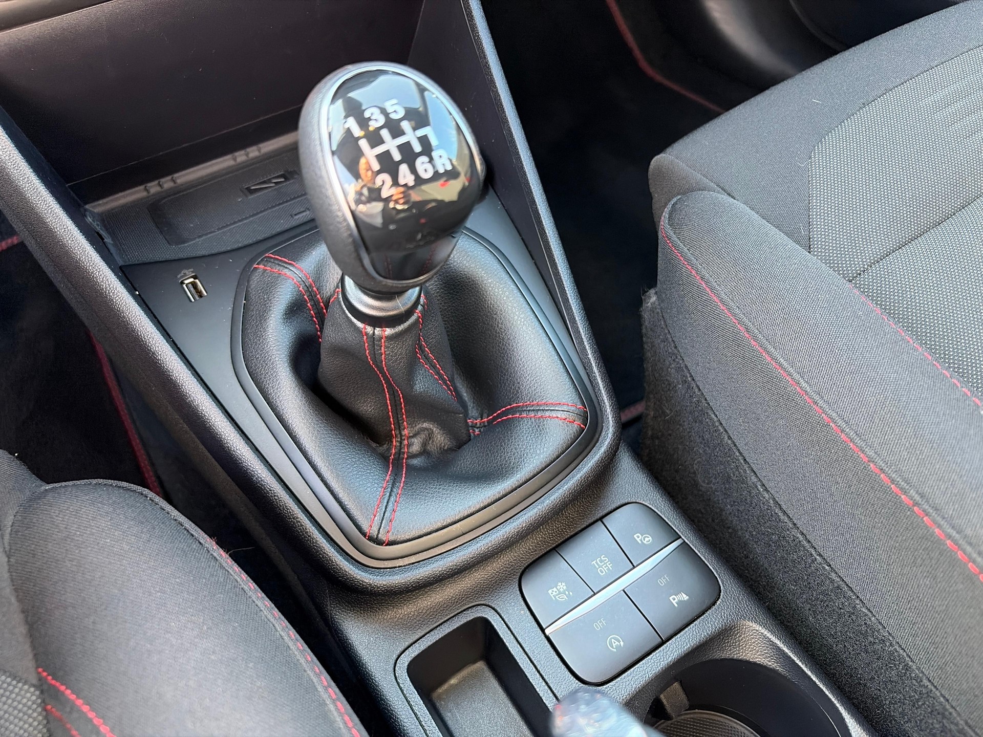 FORD Fiesta 1.0 EcoB Hybrid ST-Line X-image-16