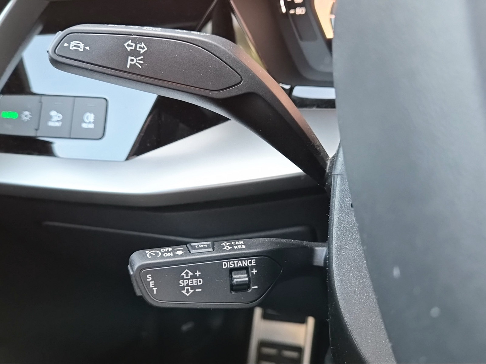 AUDI A3 Sportback 35 TFSI advanced Attraction S-tronic Mythosschwarz Metallic-image-15