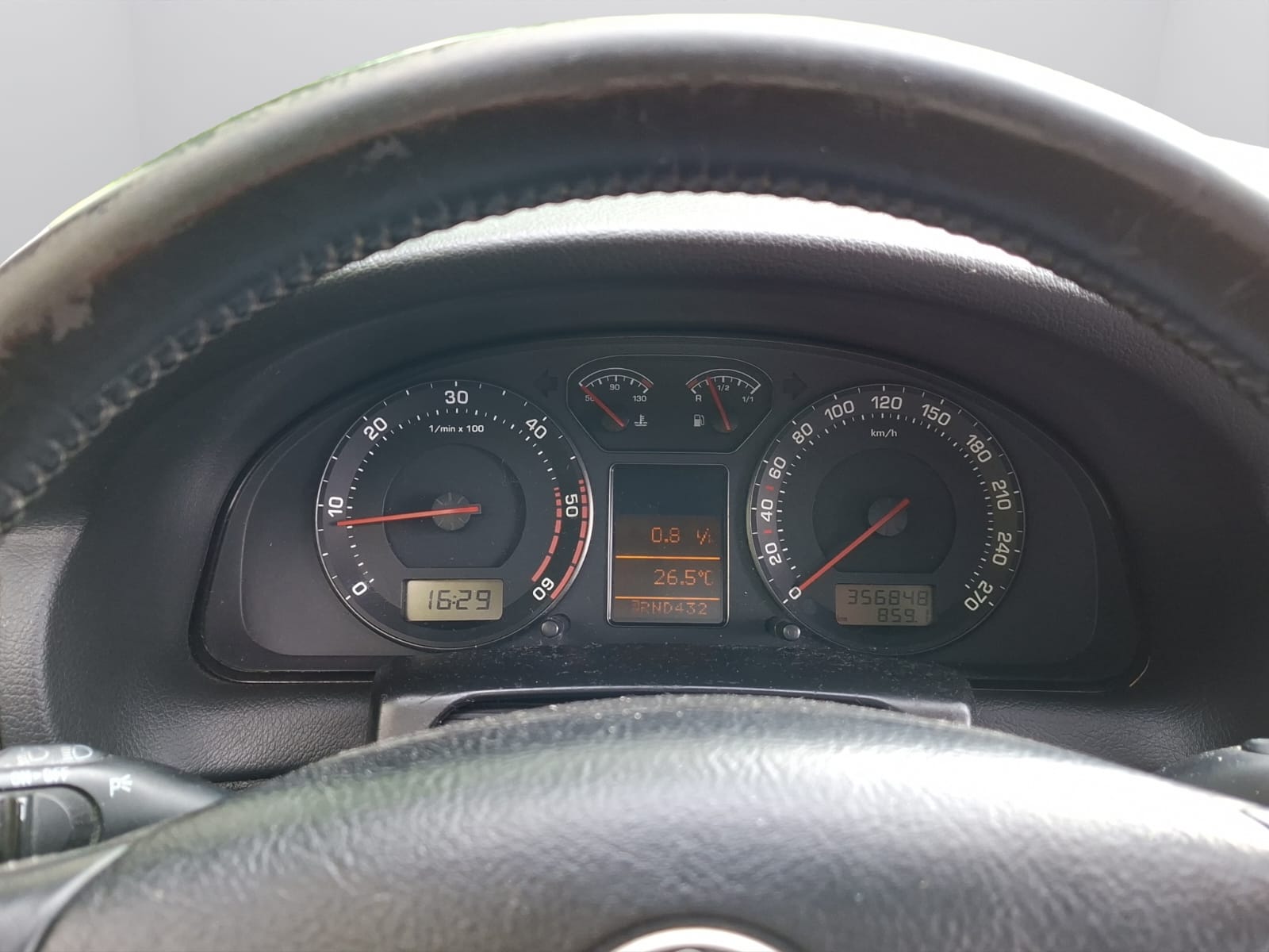 SKODA Superb 2.5 V6 TDi Elegance-image-12