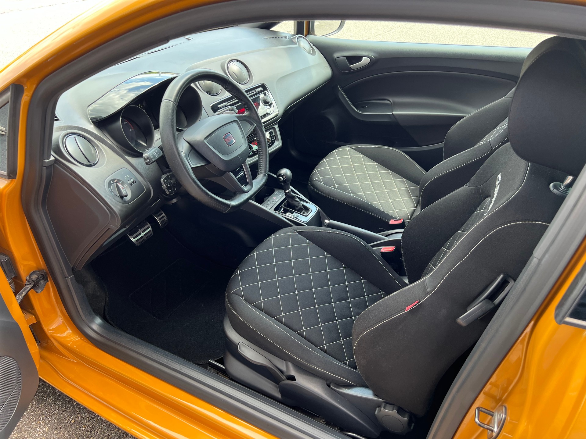 SEAT Ibiza SC 1.4 TSI 180 Cupra DSG-image-6