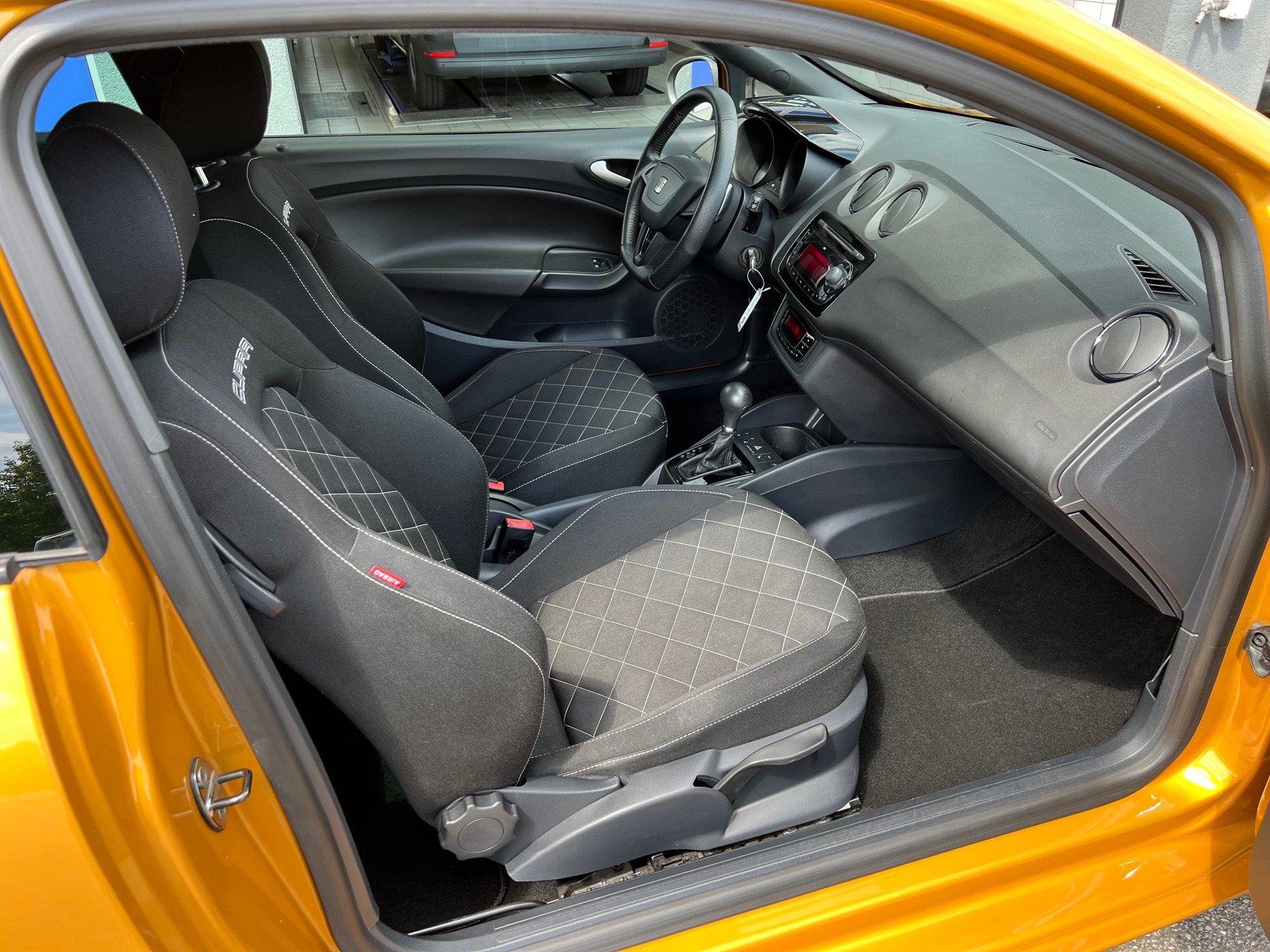 SEAT Ibiza SC 1.4 TSI 180 Cupra DSG-image-10