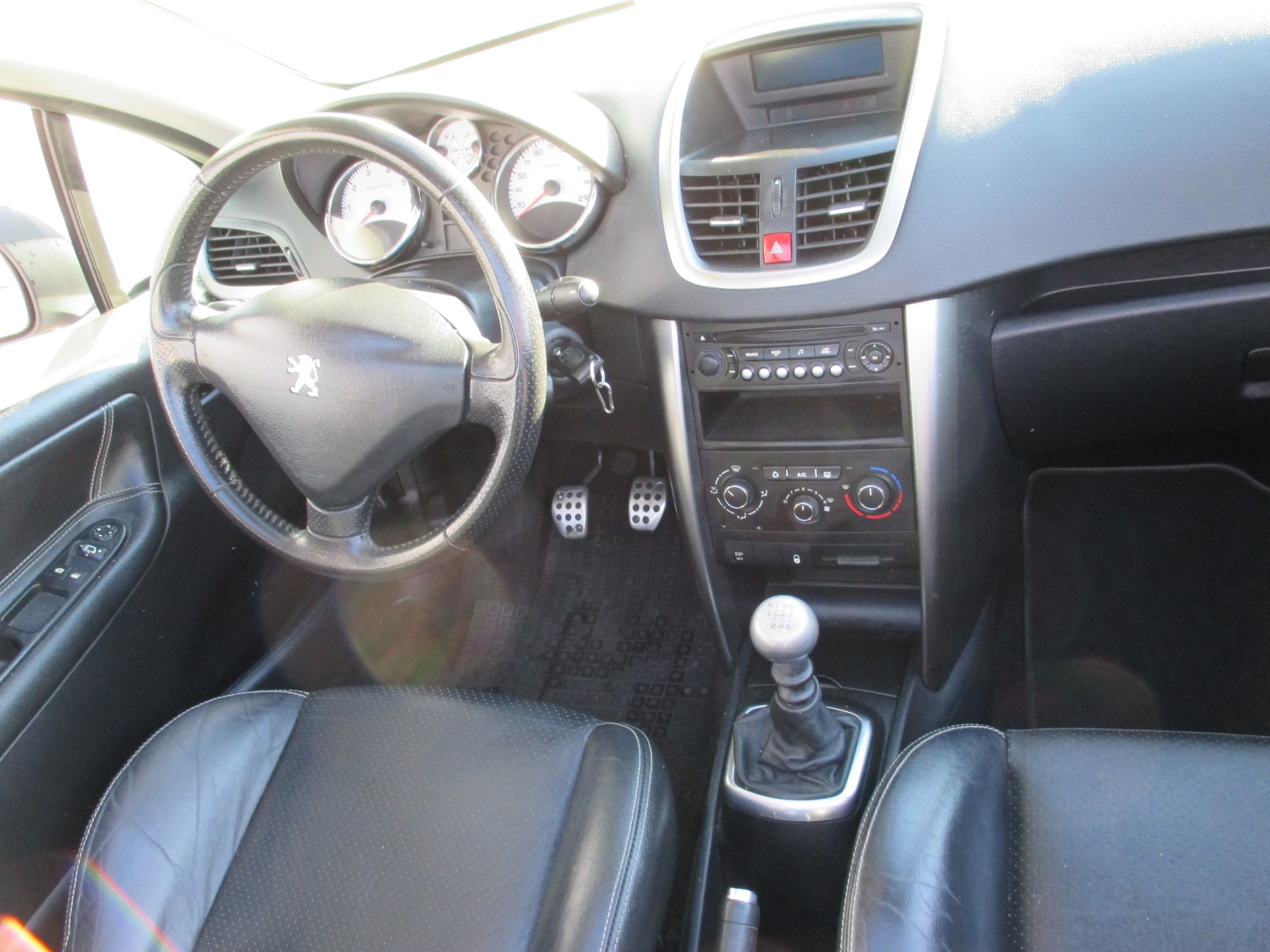 PEUGEOT 207 CC 1.6 16V Turbo Swiss Edition-image-14