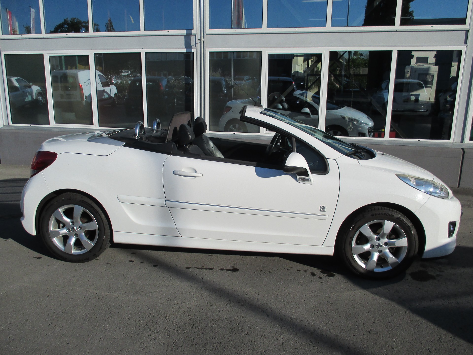 PEUGEOT 207 CC 1.6 16V Turbo Swiss Edition-image-9