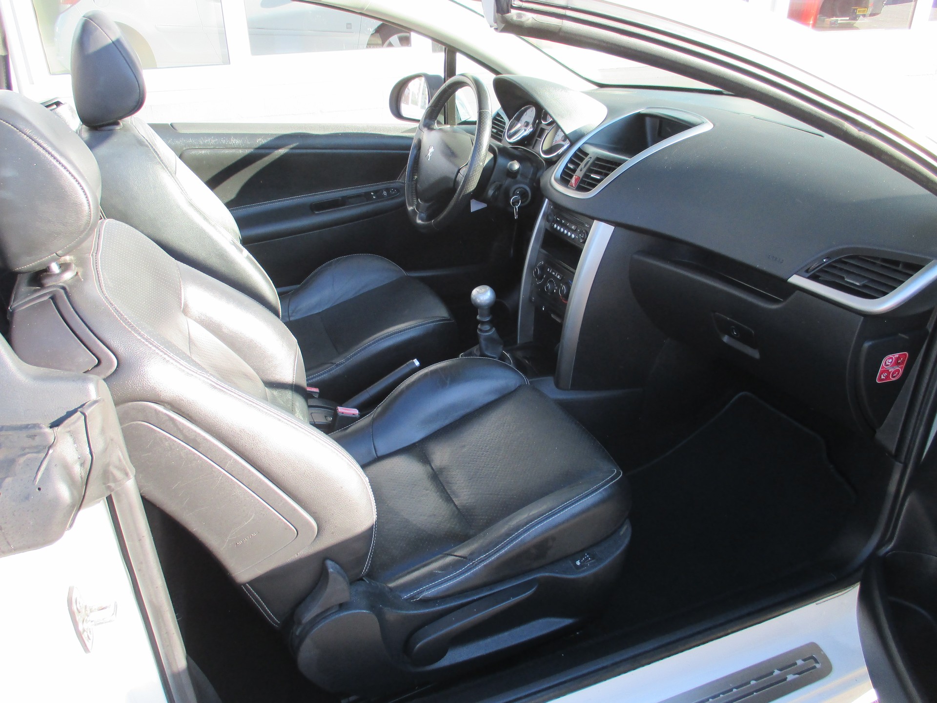 PEUGEOT 207 CC 1.6 16V Turbo Swiss Edition-image-13