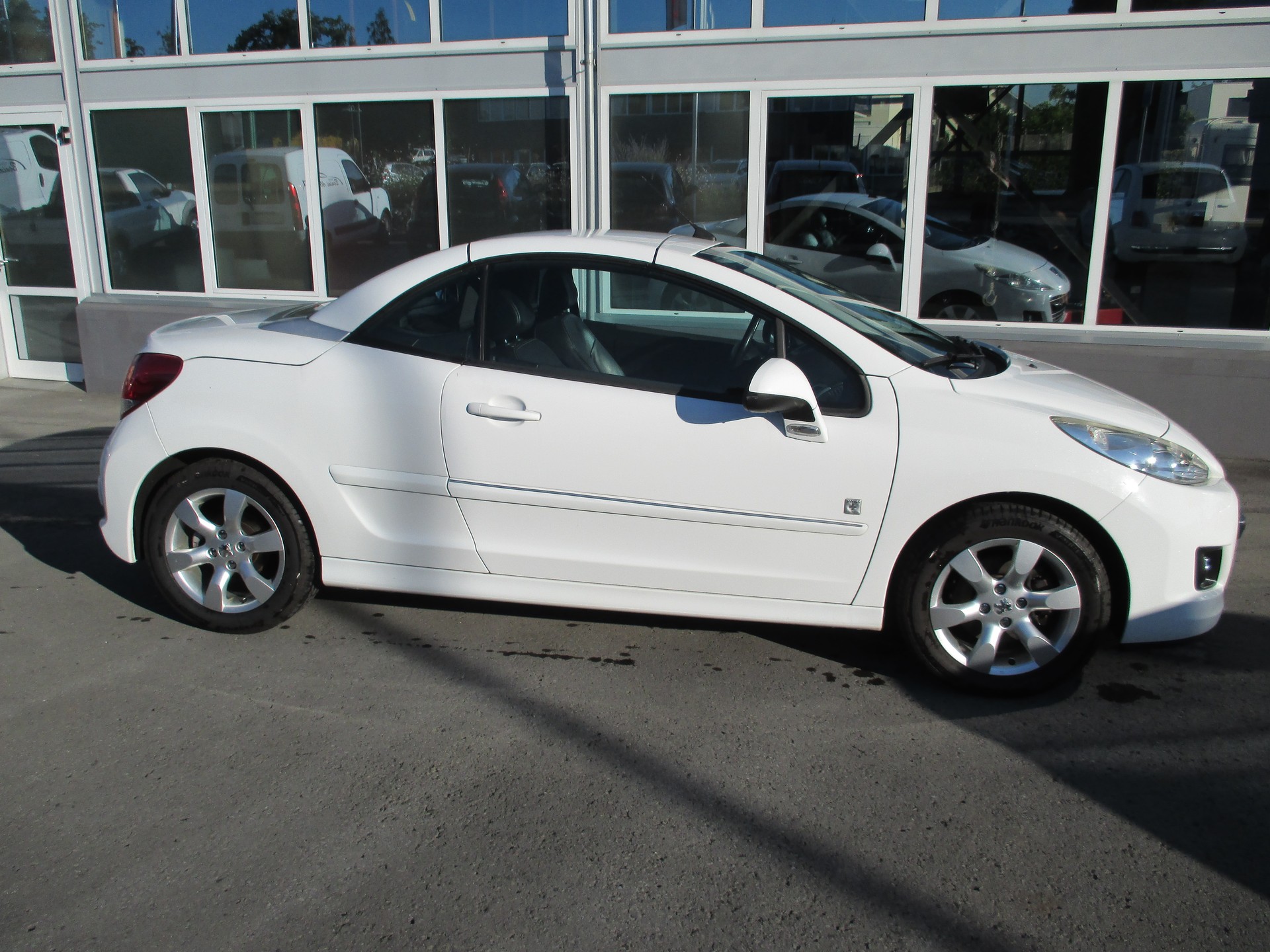 PEUGEOT 207 CC 1.6 16V Turbo Swiss Edition-image-3