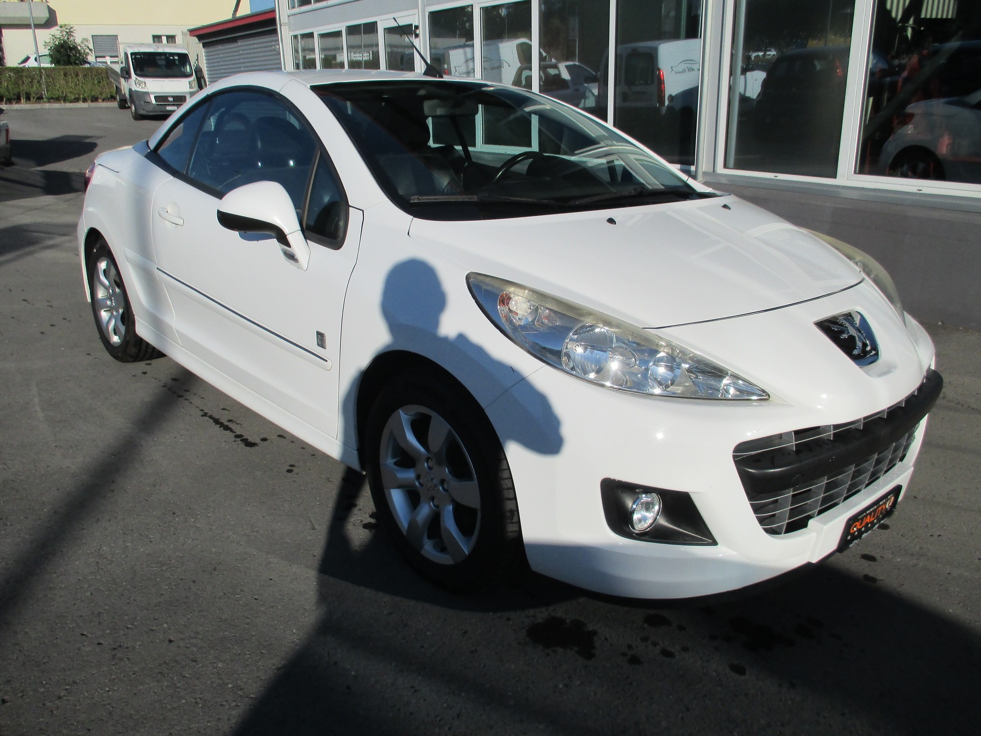 PEUGEOT 207 CC 1.6 16V Turbo Swiss Edition-image-2