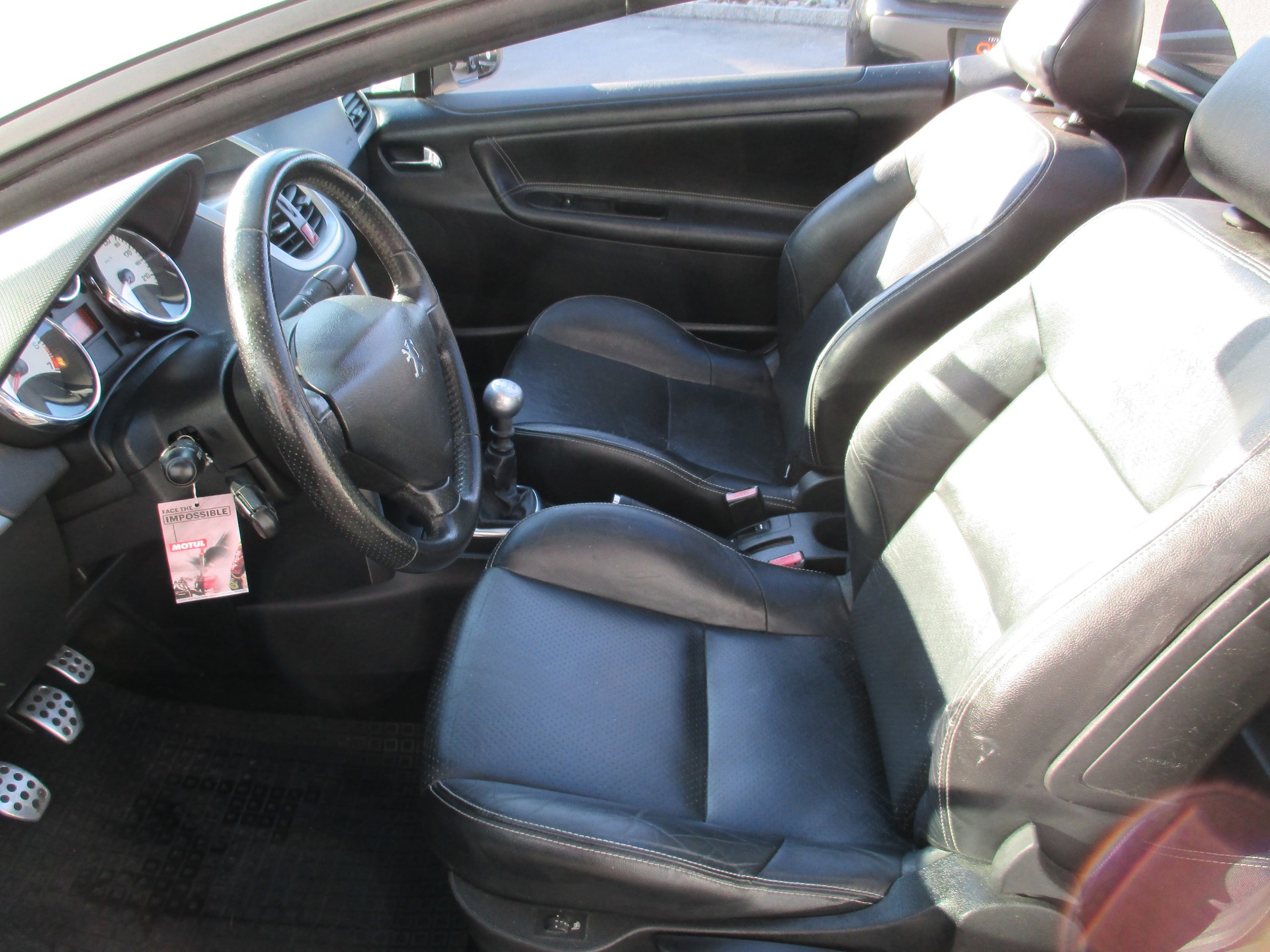 PEUGEOT 207 CC 1.6 16V Turbo Swiss Edition-image-11