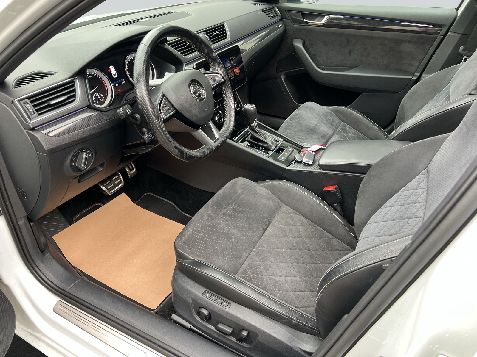 SKODA Superb Combi 2.0 TSI SportLine+ DSG 4x4-image-8