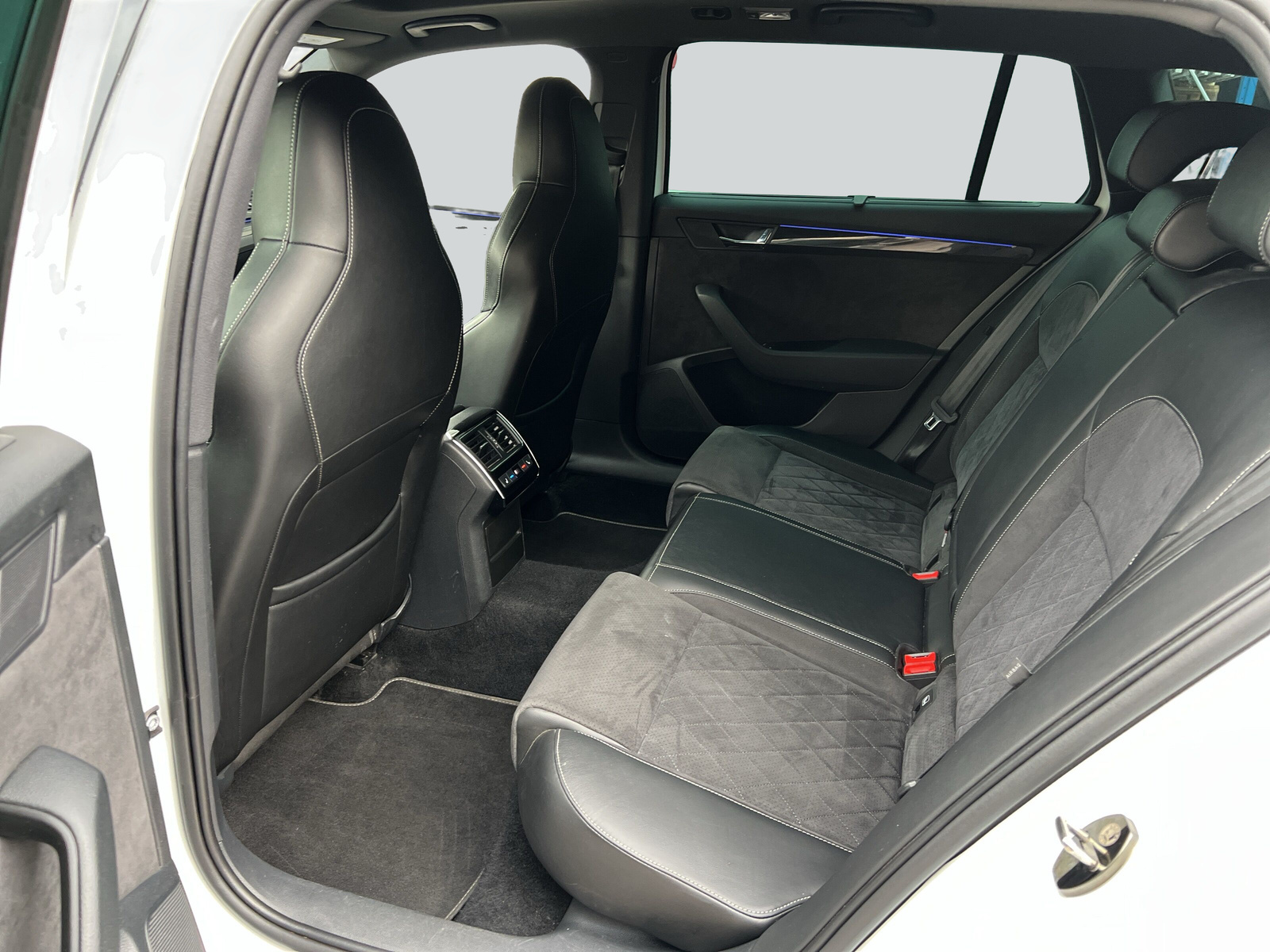 SKODA Superb Combi 2.0 TSI SportLine+ DSG 4x4-image-17