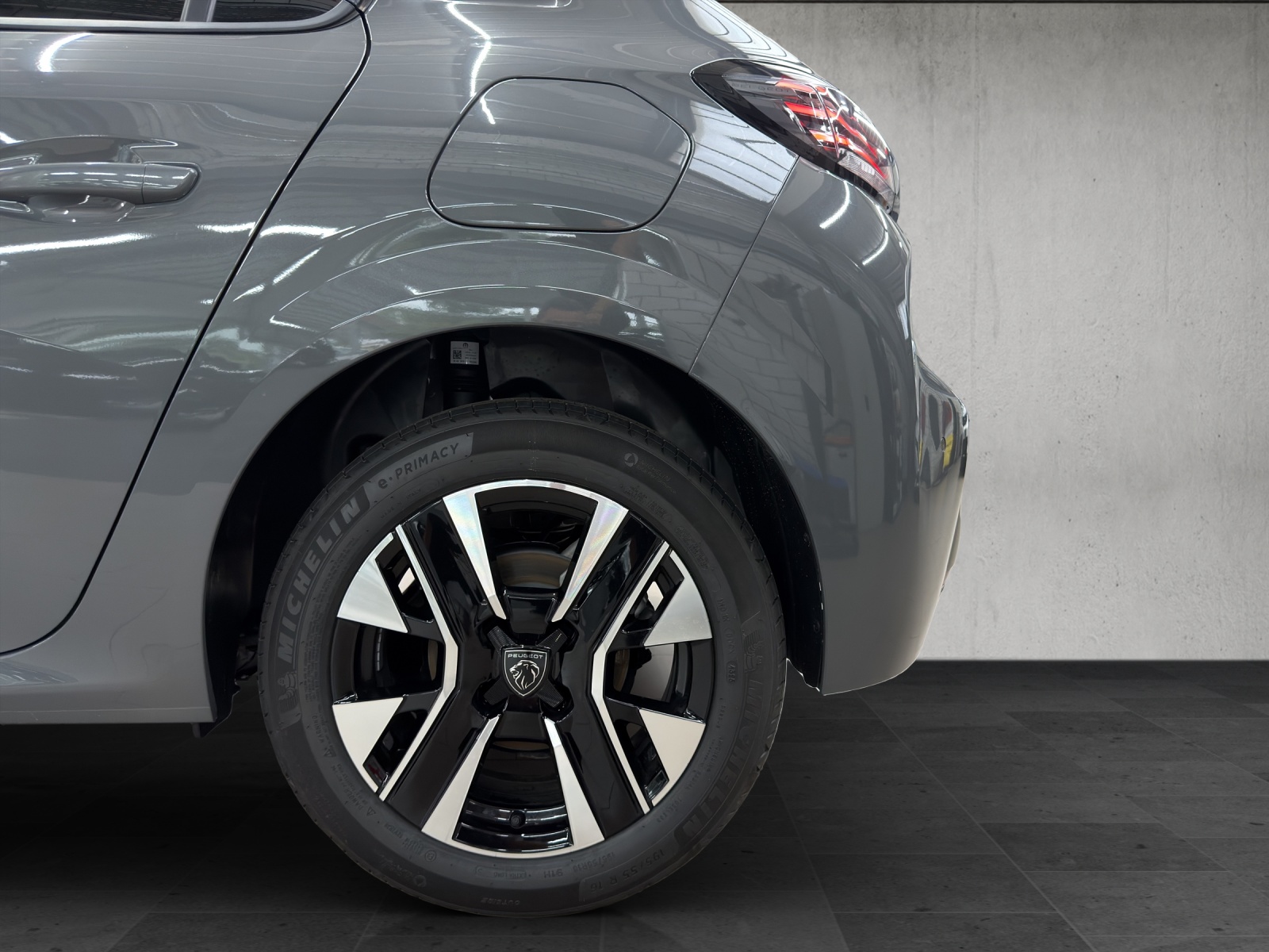 PEUGEOT 208 1.2 MHEV 110 Allure Premium-image-9
