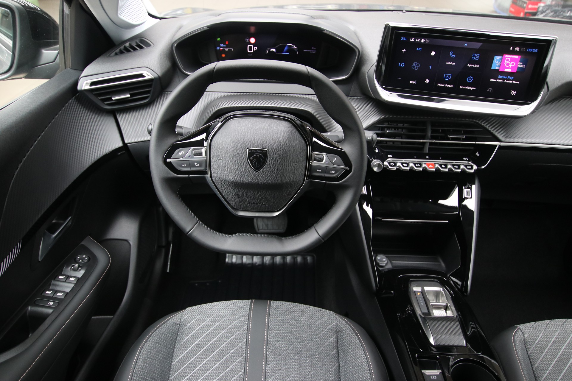 PEUGEOT 208 1.2 MHEV 110 Allure Premium-image-10