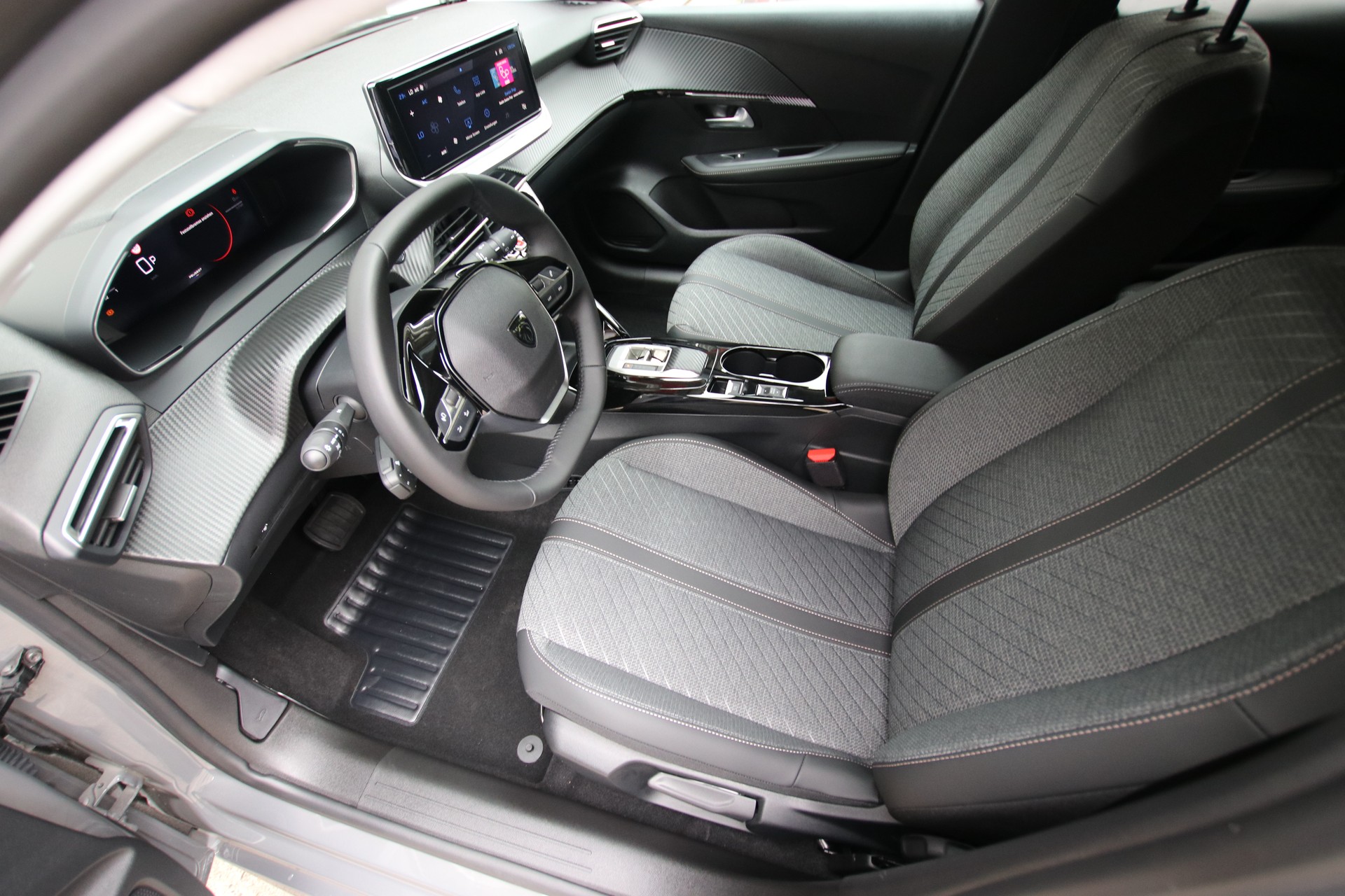 PEUGEOT 208 1.2 MHEV 110 Allure Premium-image-12