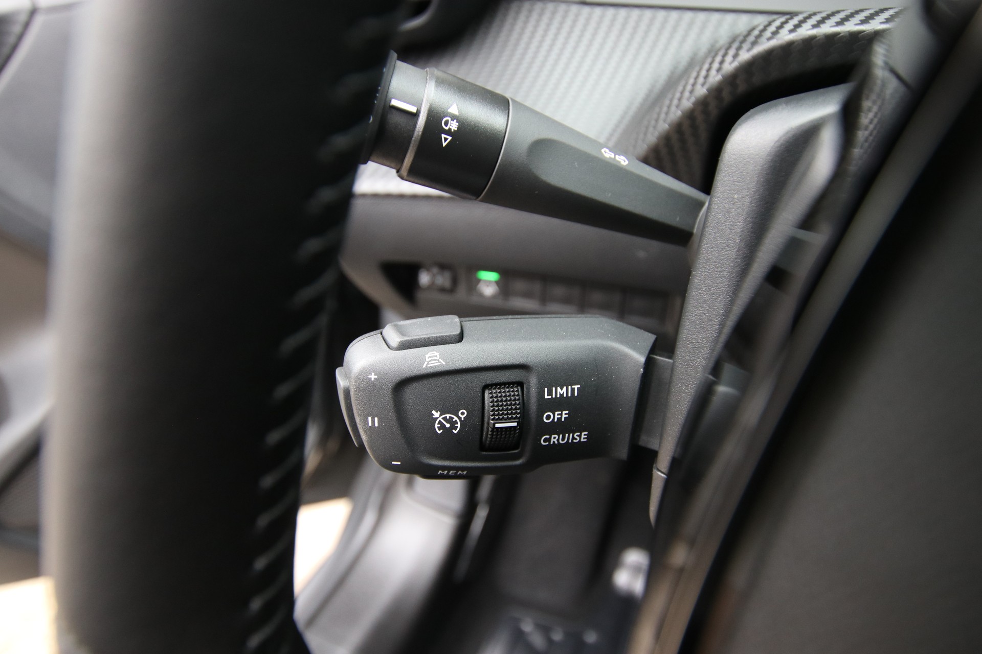 PEUGEOT 208 1.2 MHEV 110 Allure Premium-image-23