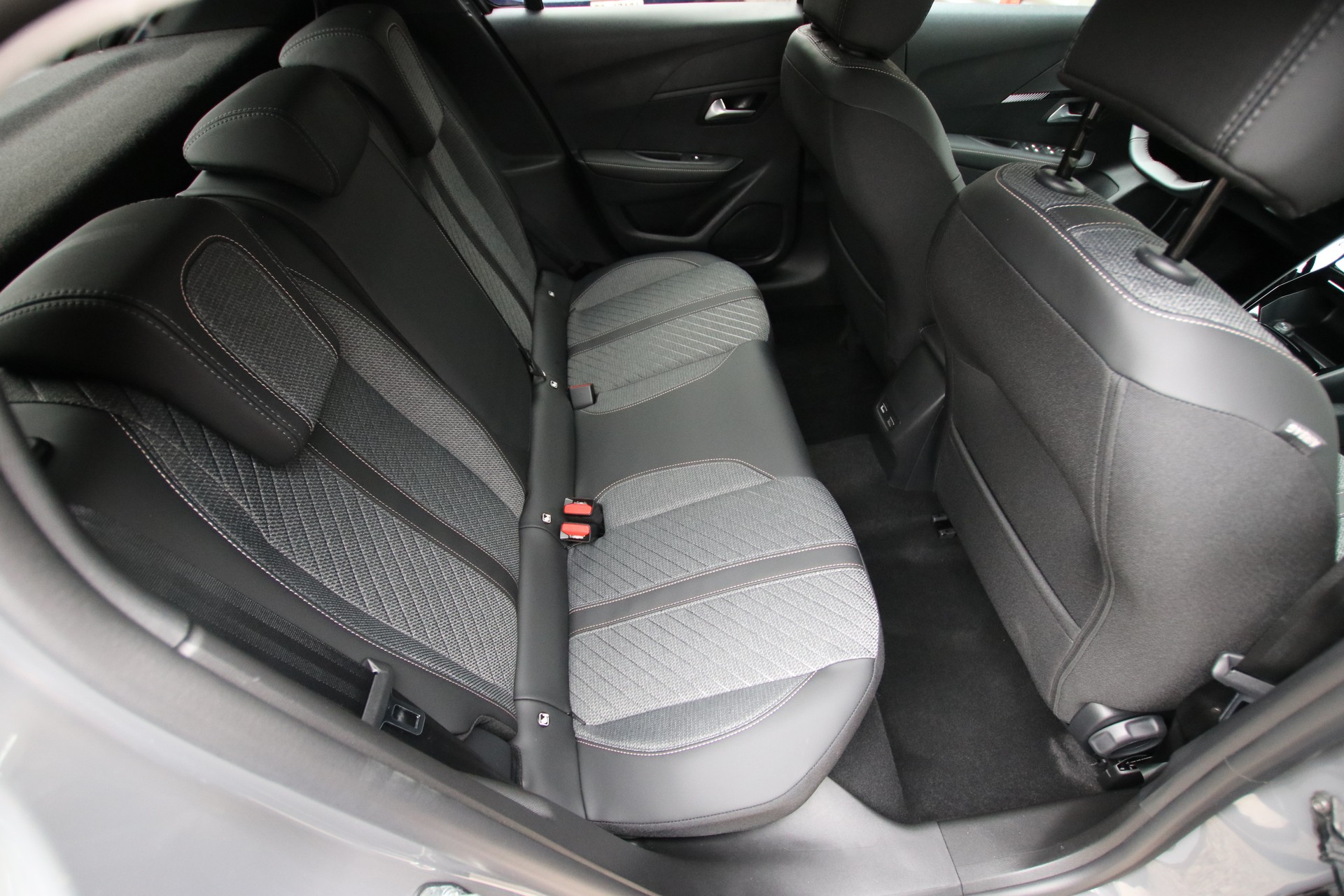 PEUGEOT 208 1.2 MHEV 110 Allure Premium-image-15