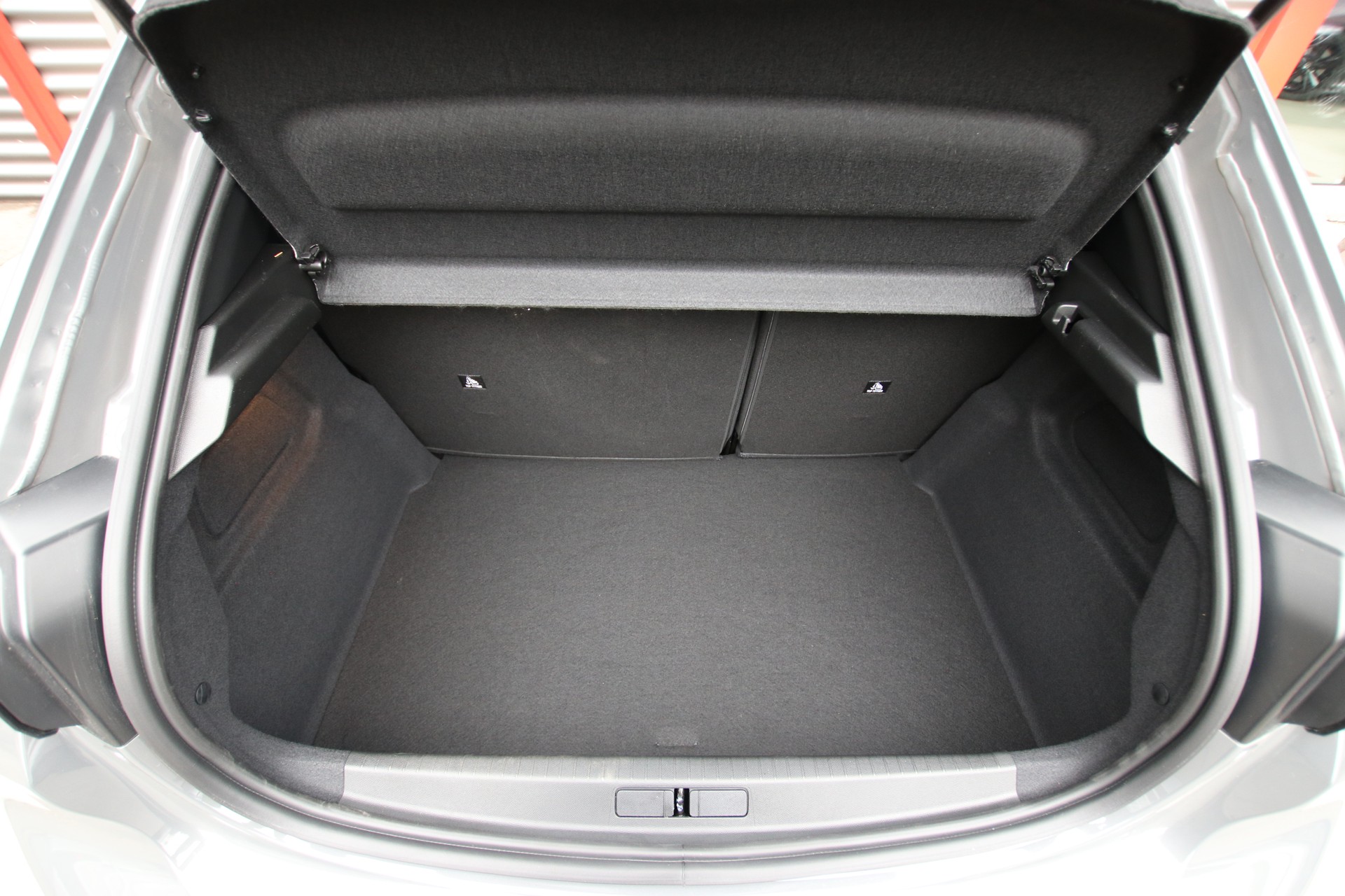 PEUGEOT 208 1.2 MHEV 110 Allure Premium-image-16