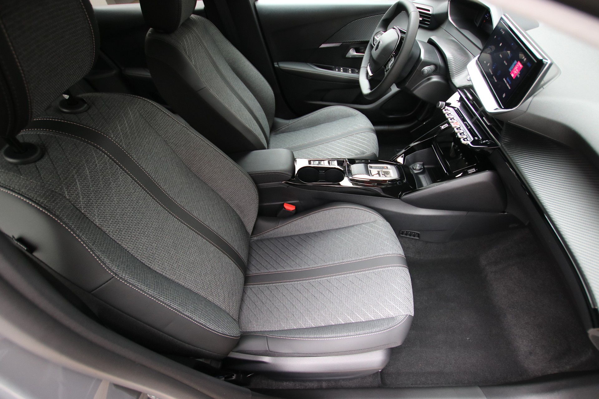 PEUGEOT 208 1.2 MHEV 110 Allure Premium-image-13