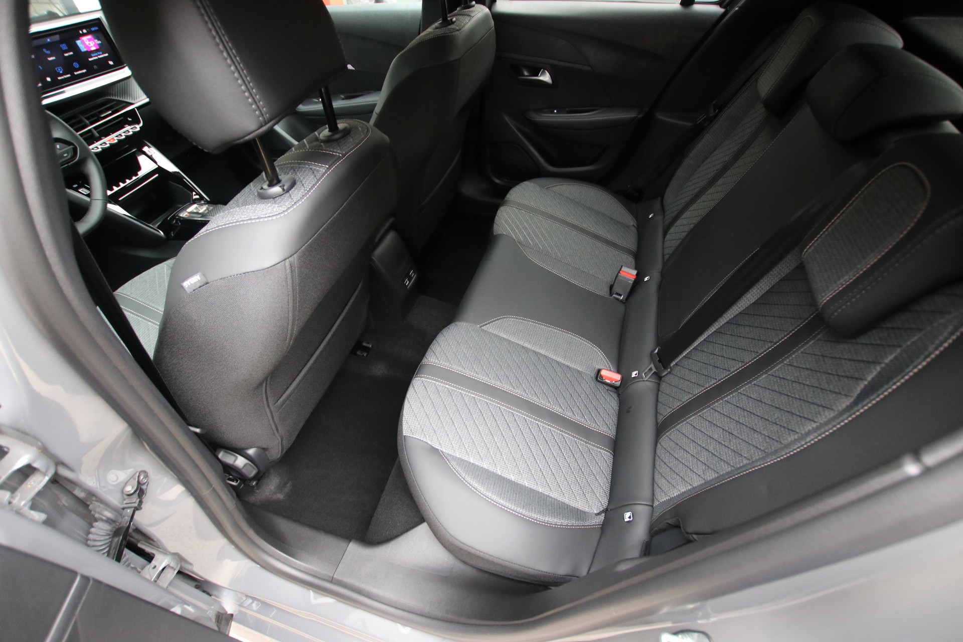 PEUGEOT 208 1.2 MHEV 110 Allure Premium-image-14