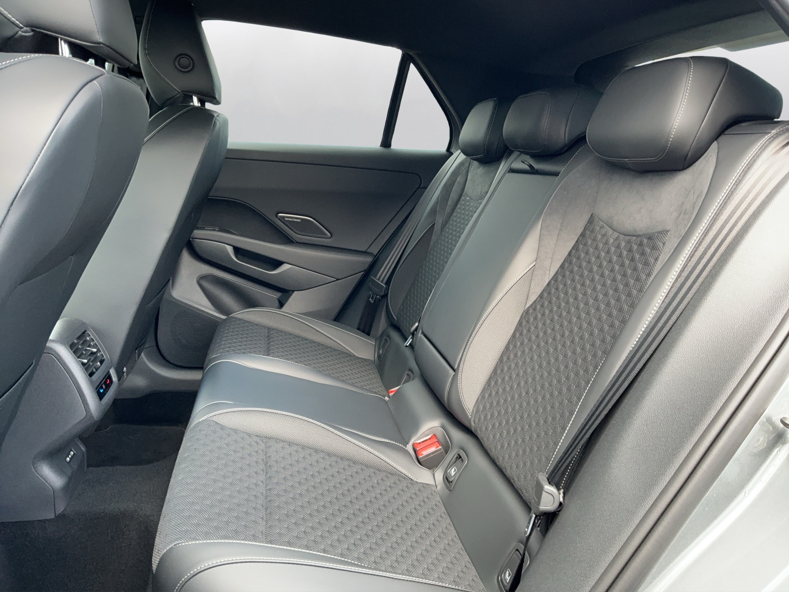 VW T-Roc 1.5 eTSI mHEV R-Line DSG-image-10