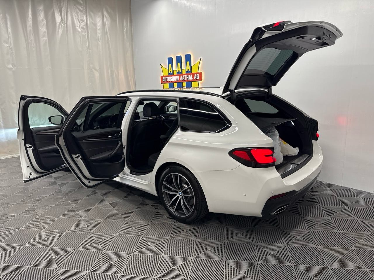 BMW 530i xDrive 48V Touring M Sport Steptronic-image-12