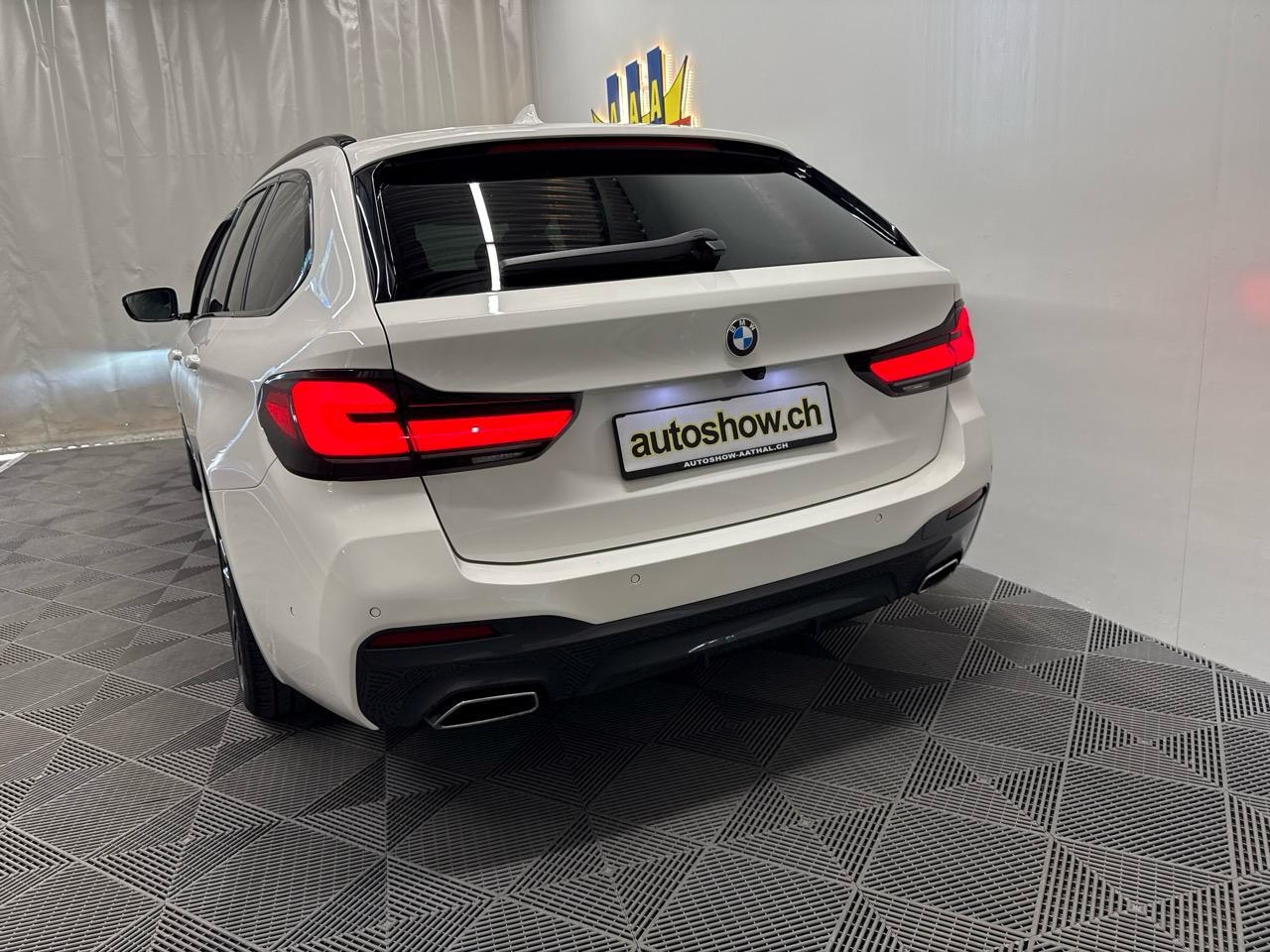BMW 530i xDrive 48V Touring M Sport Steptronic-image-13