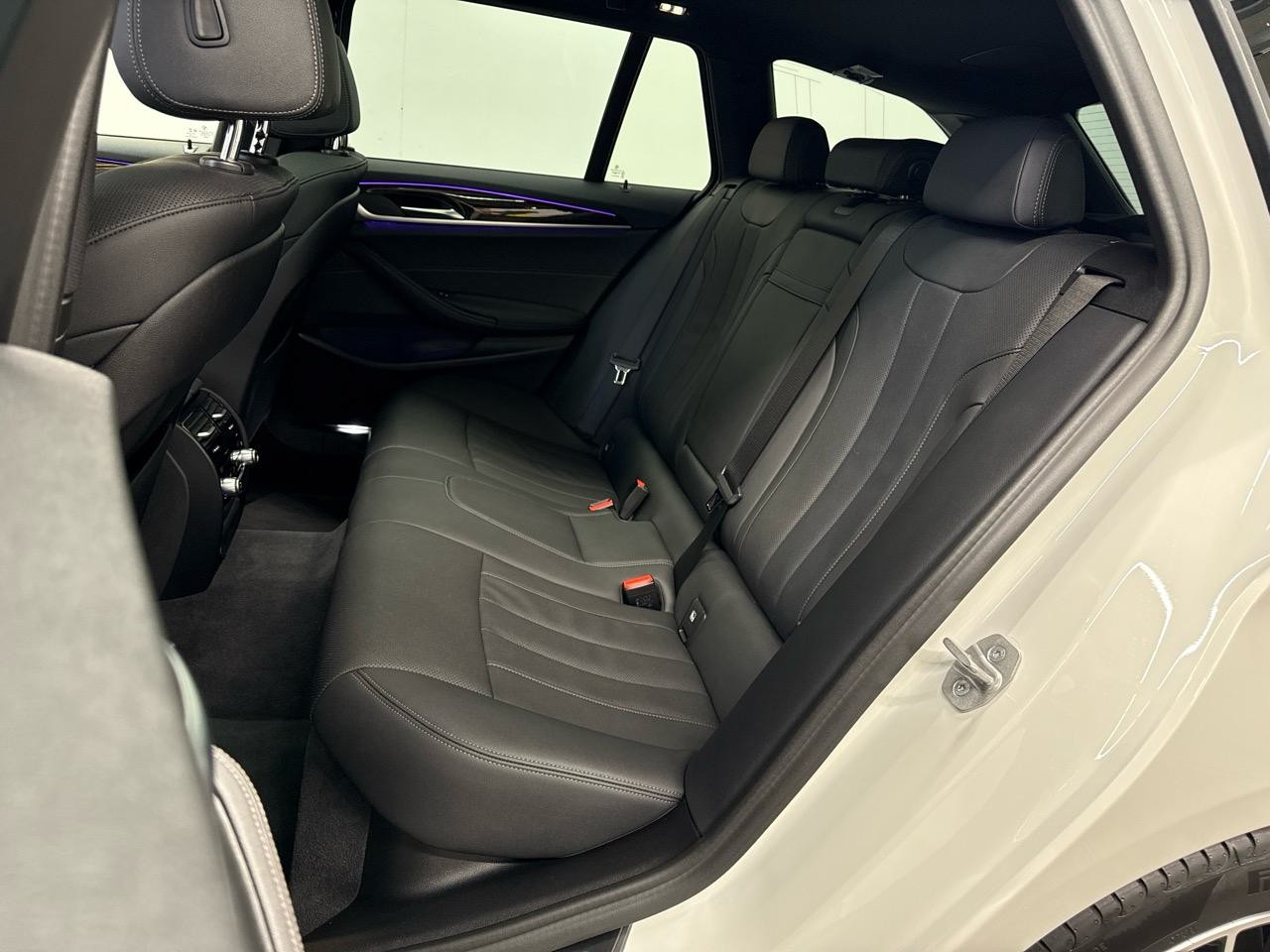 BMW 530i xDrive 48V Touring M Sport Steptronic-image-10