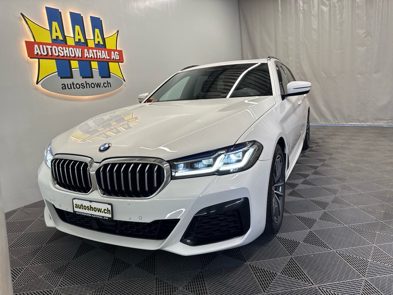 BMW 530i xDrive 48V Touring M Sport Steptronic-image-14