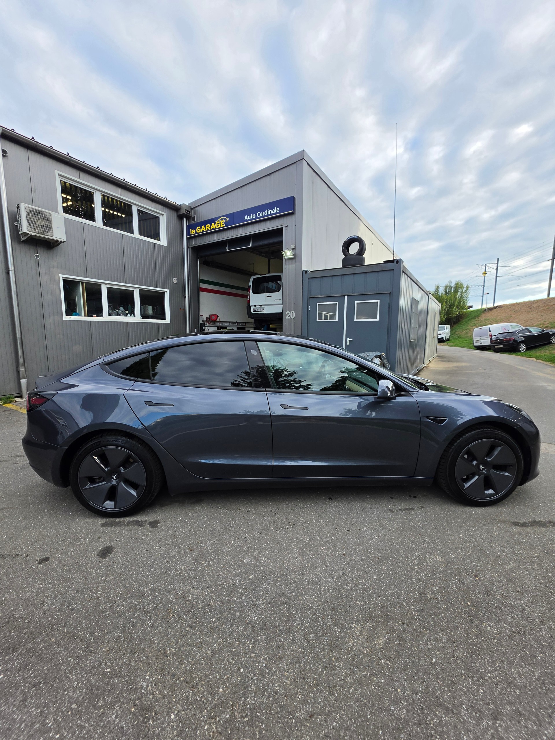 TESLA Model 3-image-7