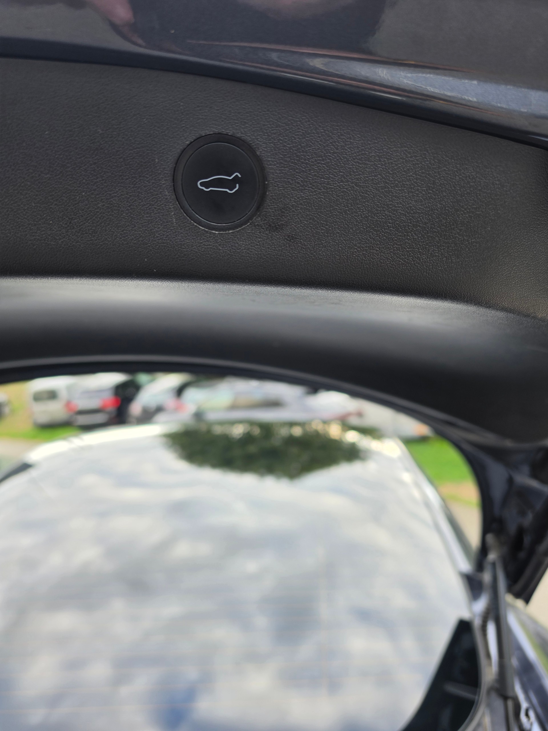 TESLA Model 3-image-17