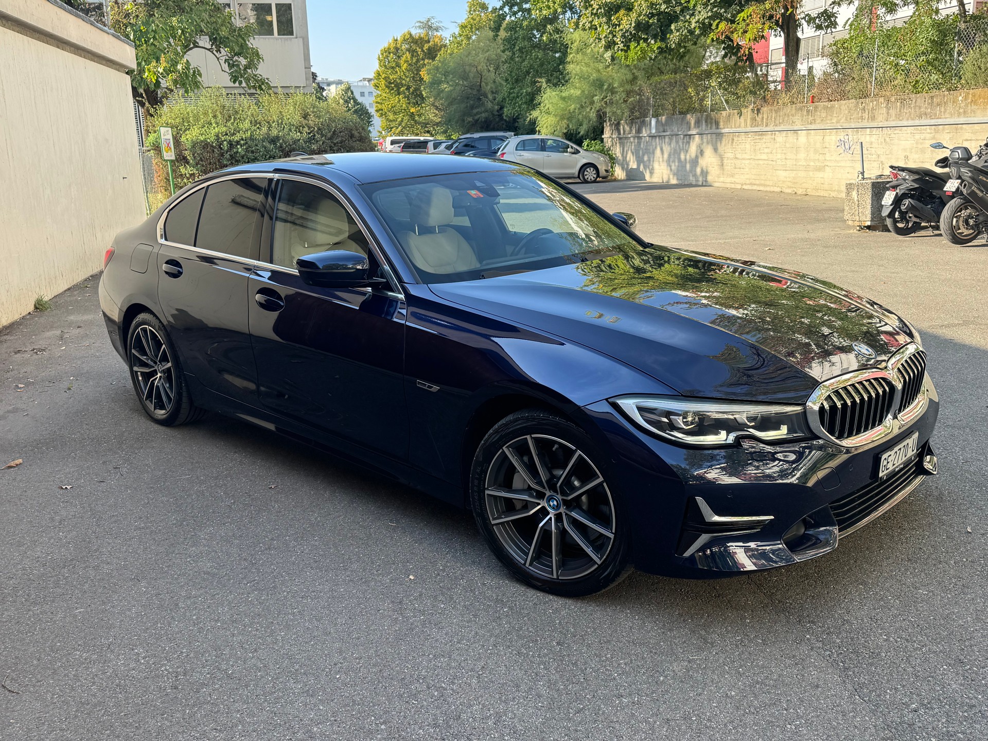BMW 330e xDrive Sport Line Steptronic-image-3