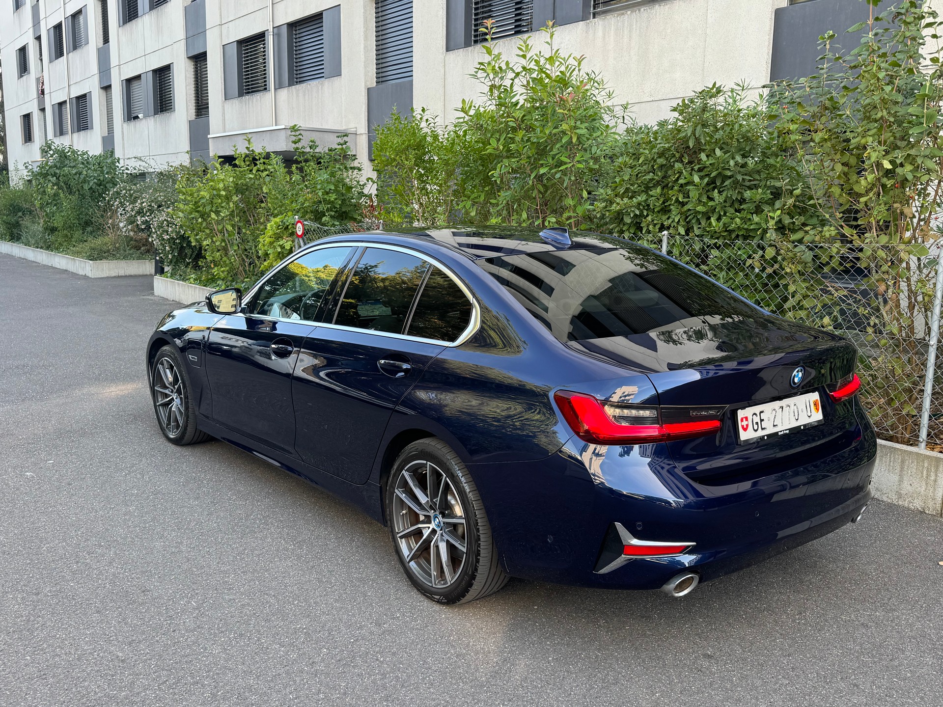 BMW 330e xDrive Sport Line Steptronic-image-2