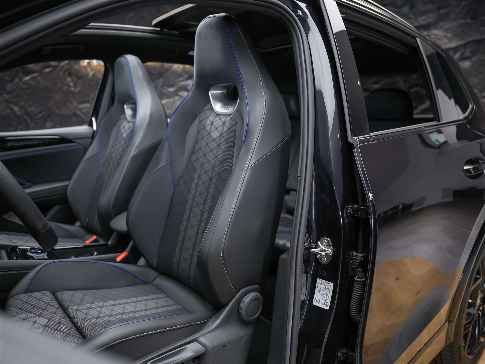 VW Tiguan 2.0 TDI SCR R-Line 4Motion DSG *Panorama*Massage*Lenkradheizung*360° Kamera*-image-8