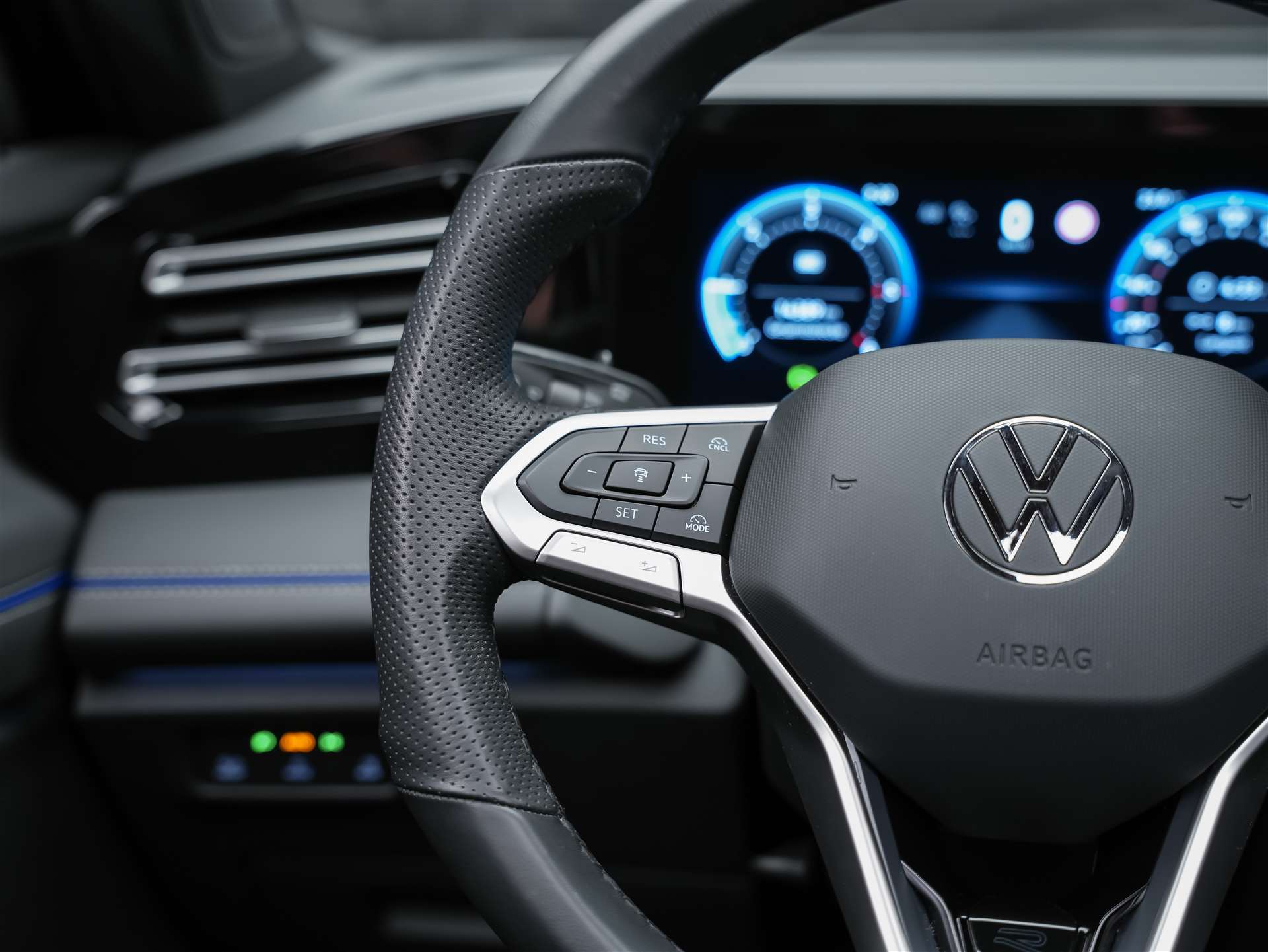 VW Tiguan 2.0 TDI SCR R-Line 4Motion DSG *Panorama*Massage*Lenkradheizung*360° Kamera*-image-29