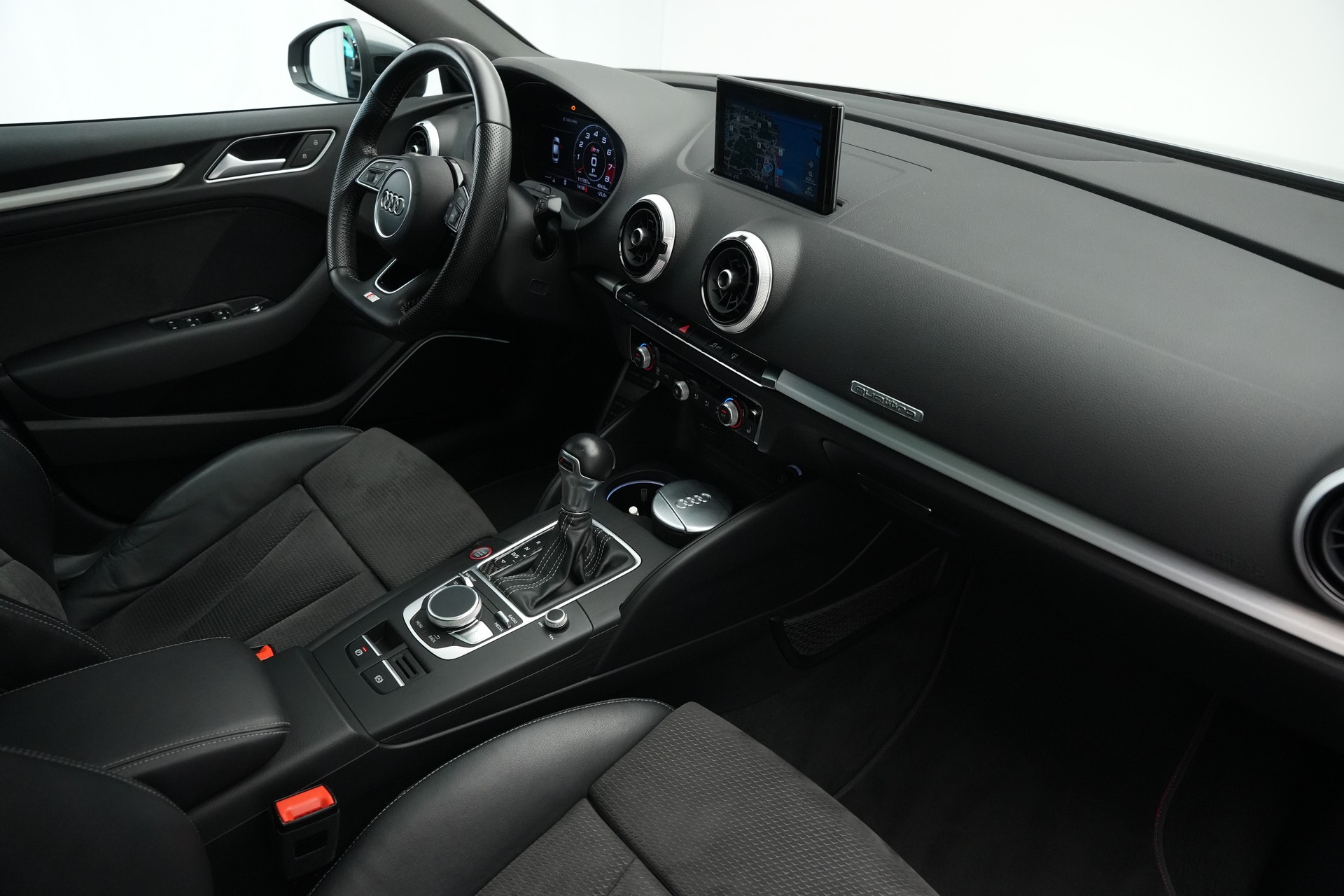AUDI S3 Limousine 2.0 TFSI quattro S-tronic *CH-Fahrzeug* *Magnetic Ride* *B&O*-image-11