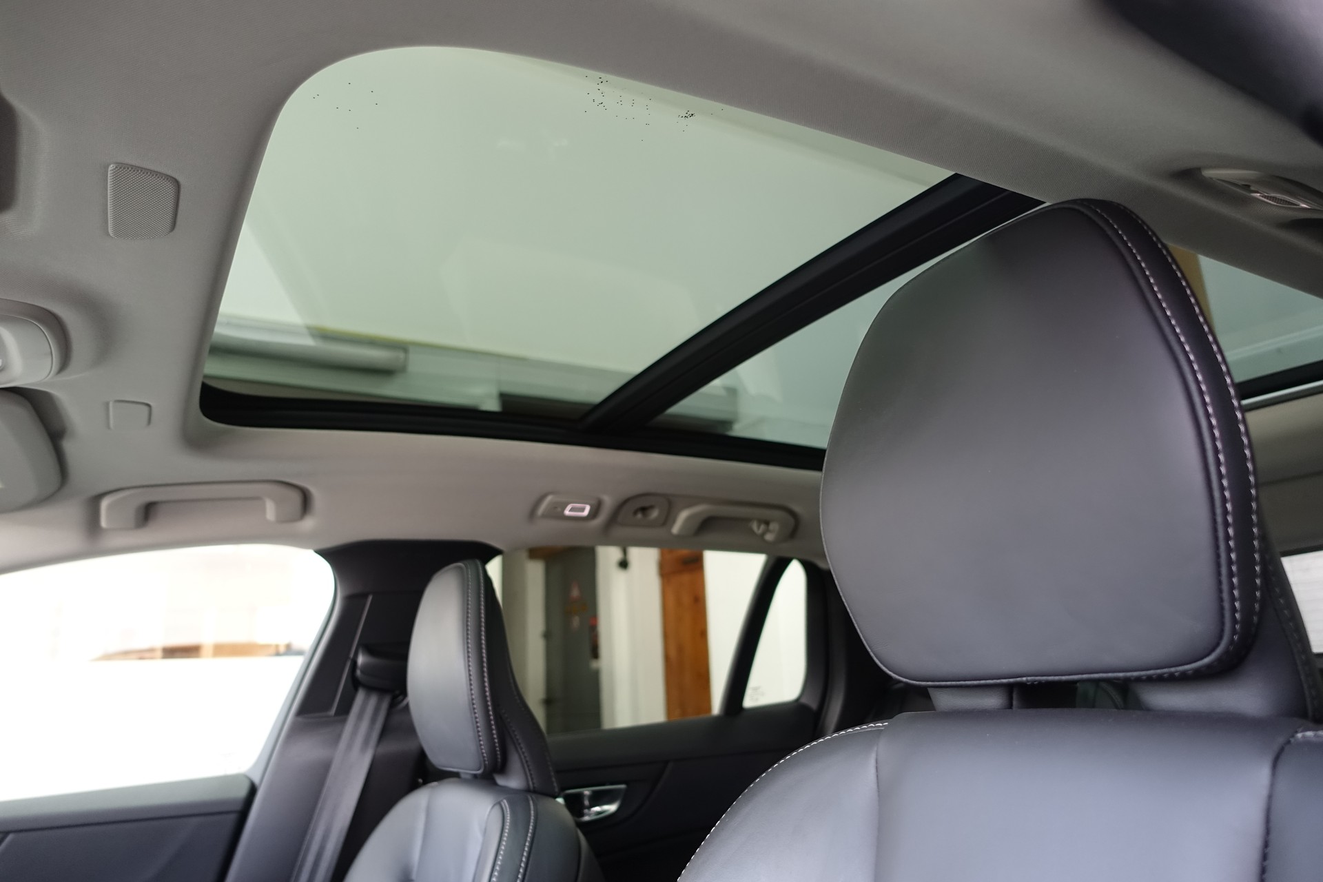 VOLVO V60 2.0 T8 TE Ultra Dark eAWD-image-16