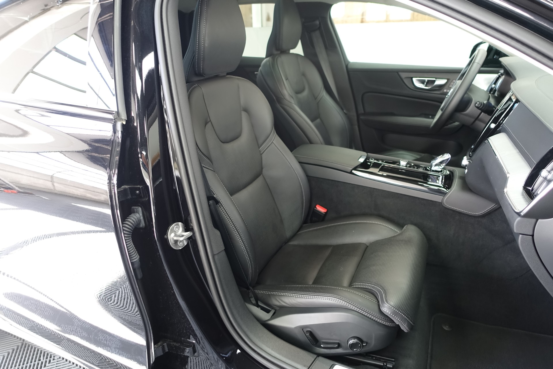 VOLVO V60 2.0 T8 TE Ultra Dark eAWD-image-18