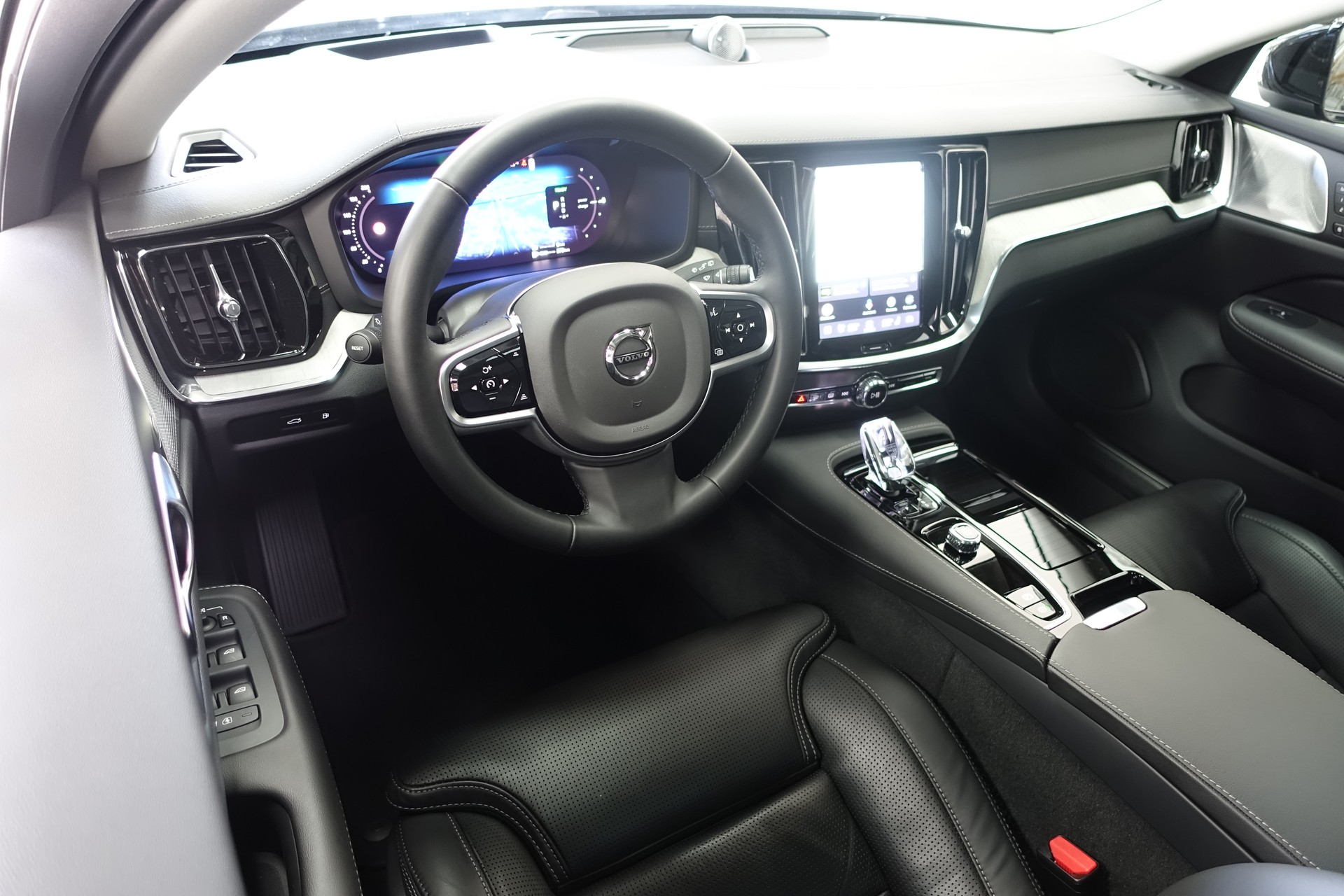 VOLVO V60 2.0 T8 TE Ultra Dark eAWD-image-12