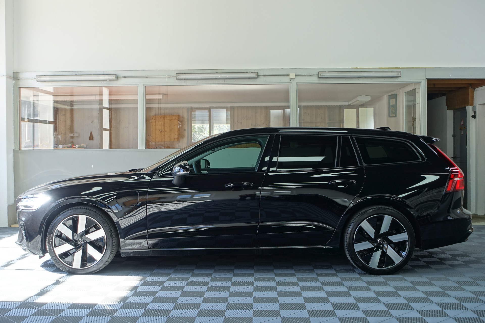 VOLVO V60 2.0 T8 TE Ultra Dark eAWD-image-3