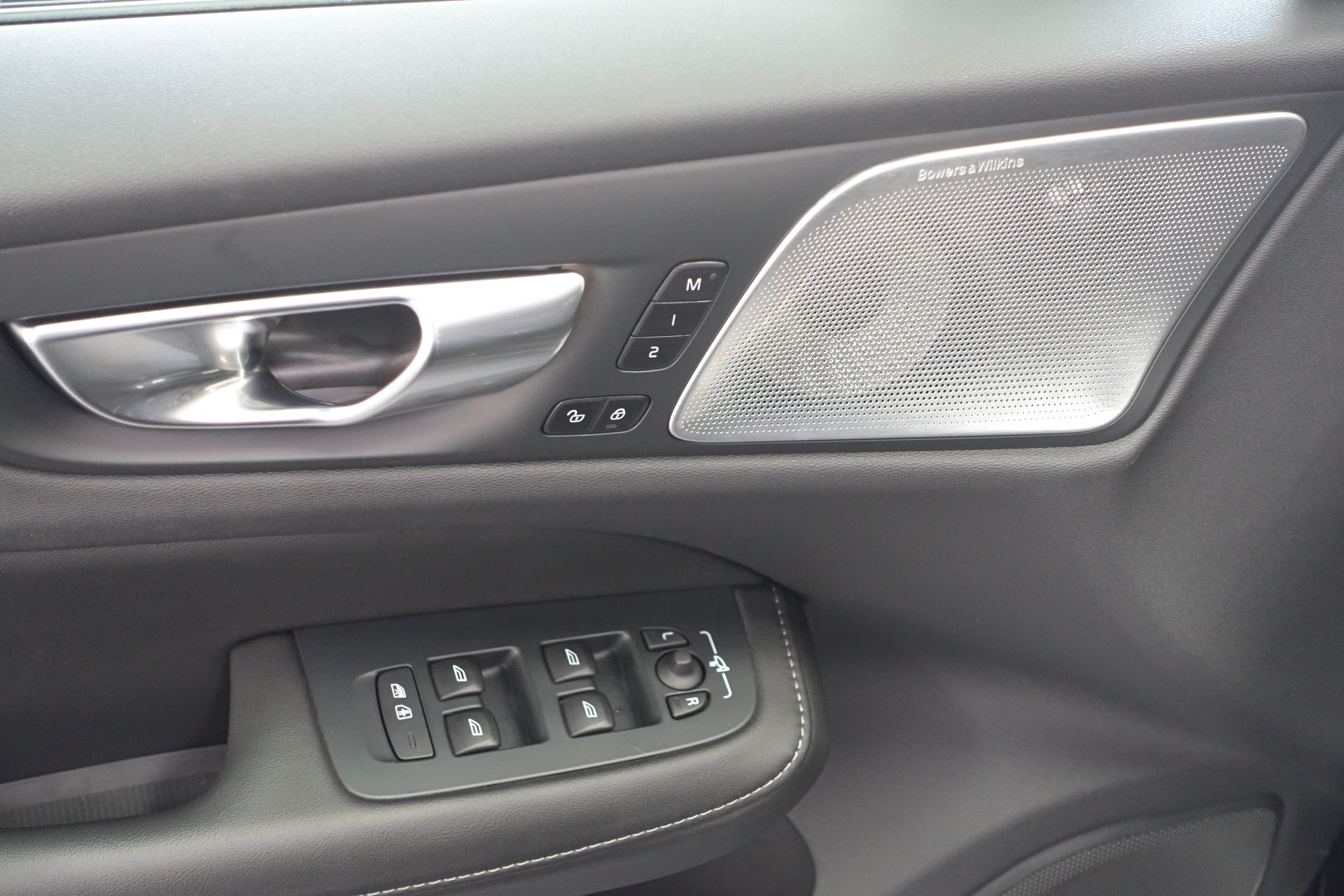 VOLVO V60 2.0 T8 TE Ultra Dark eAWD-image-17