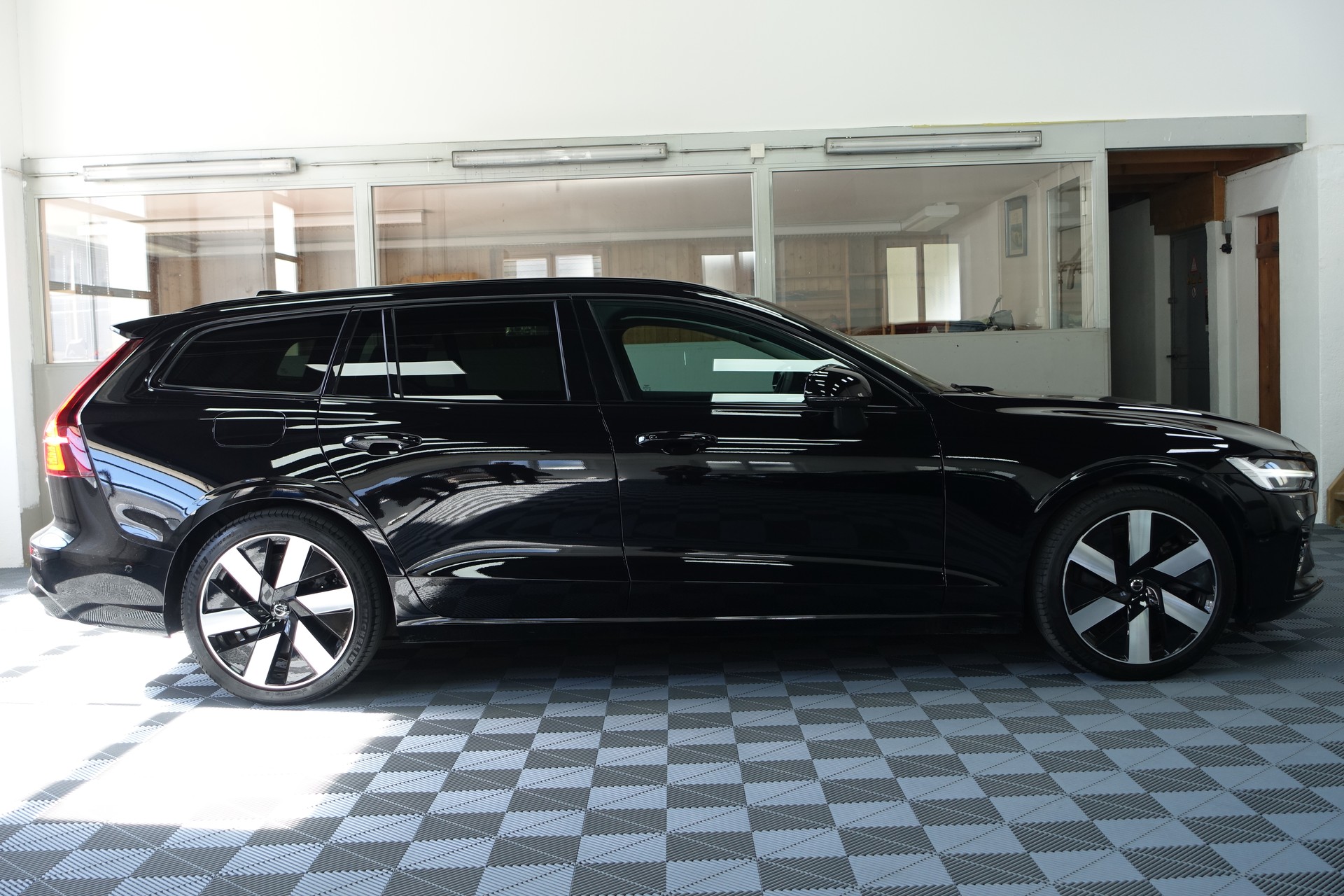 VOLVO V60 2.0 T8 TE Ultra Dark eAWD-image-4