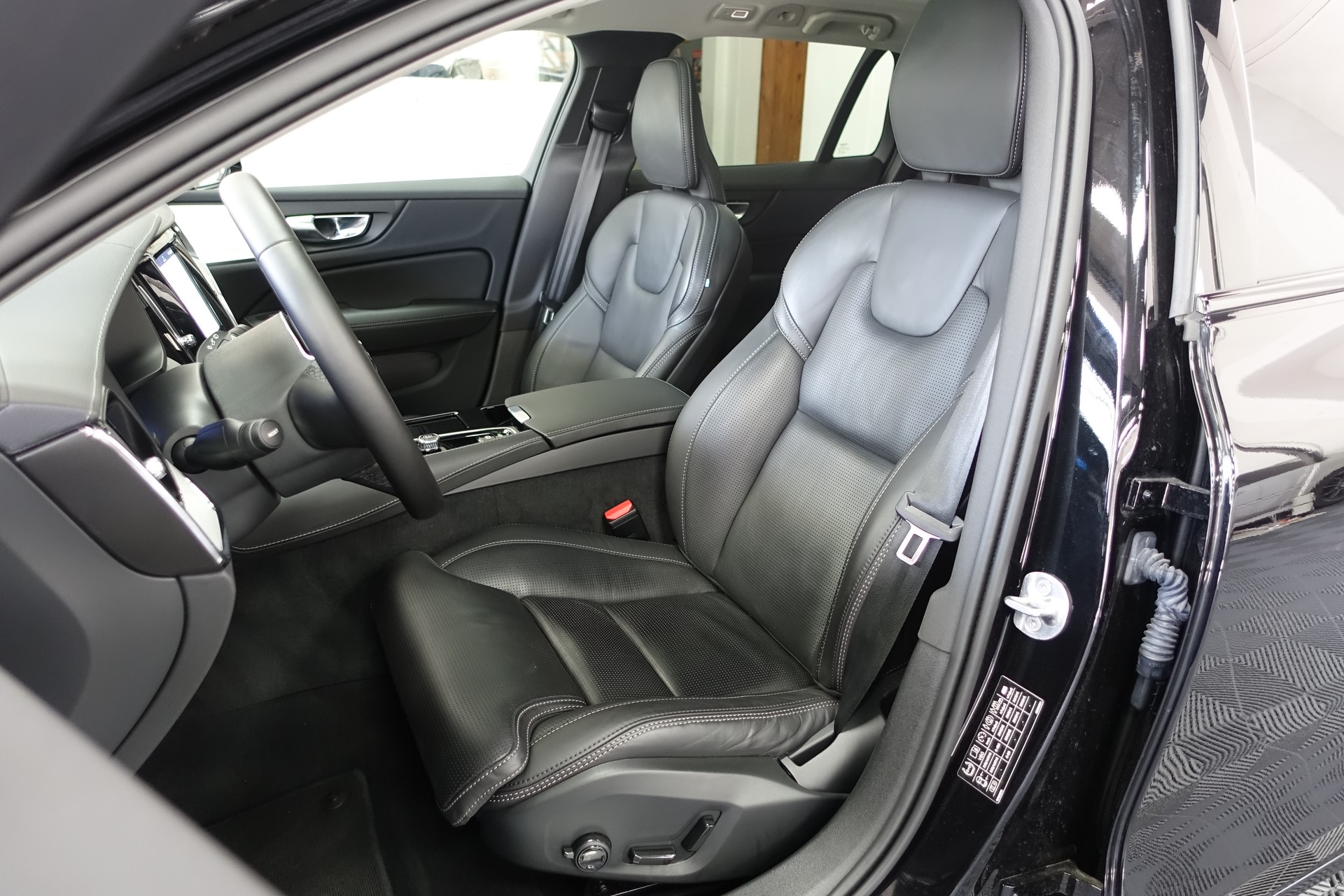 VOLVO V60 2.0 T8 TE Ultra Dark eAWD-image-14