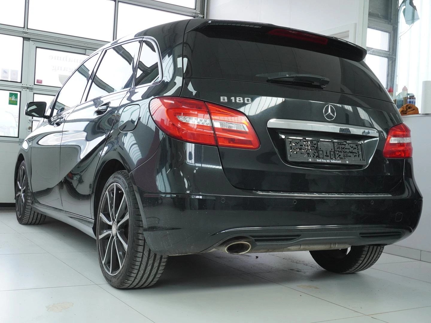 MERCEDES-BENZ B 180-image-1
