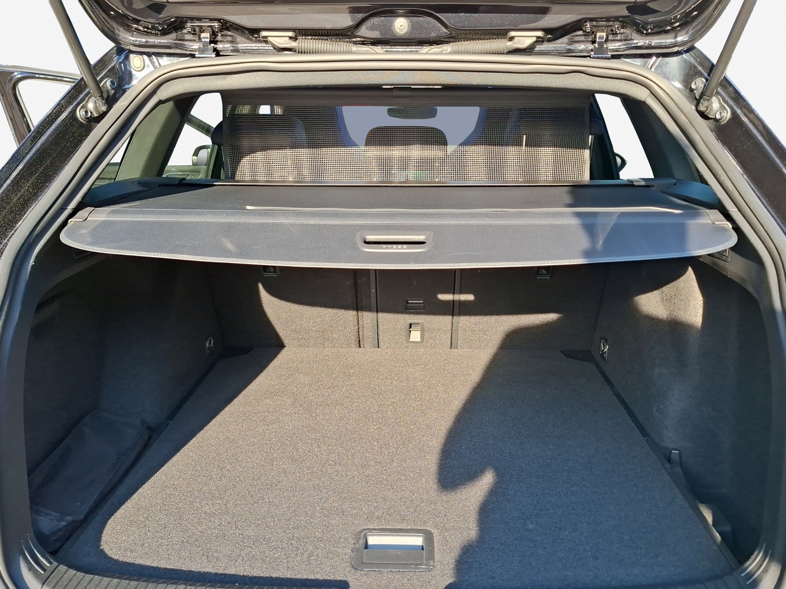 VW Golf Variant 2.0 TSI R DSG 4Motion-image-12