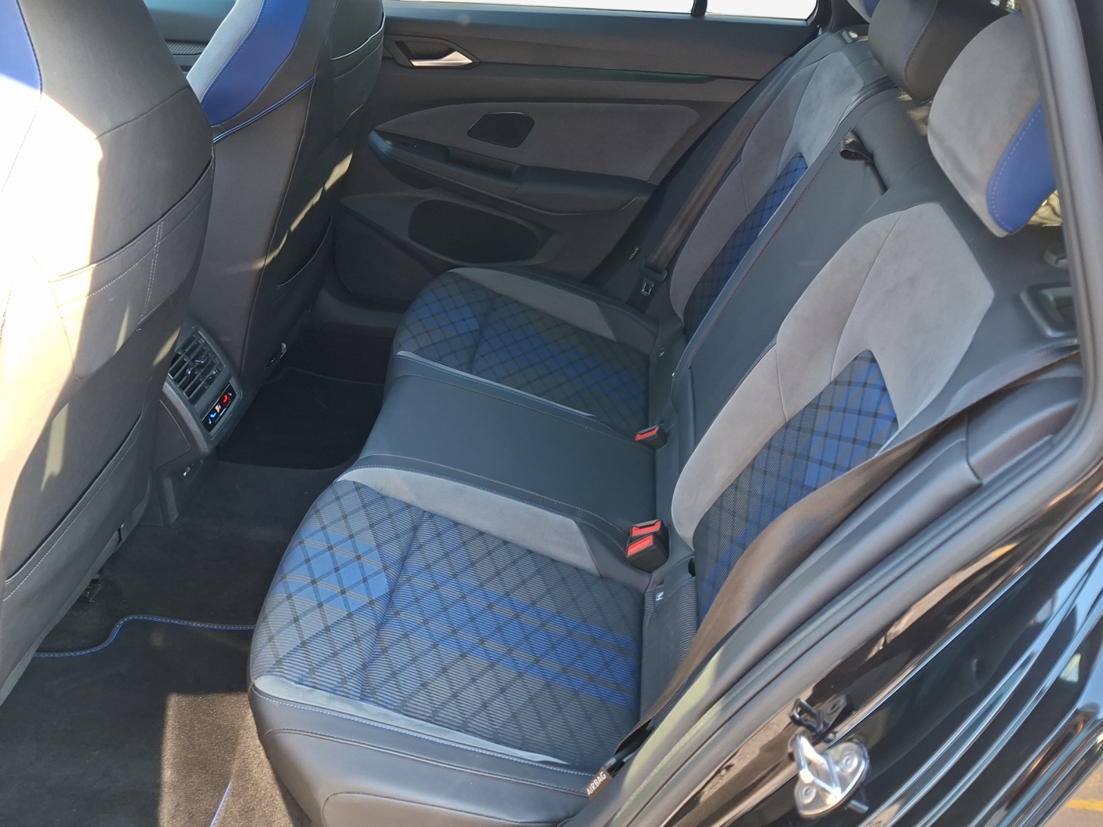 VW Golf Variant 2.0 TSI R DSG 4Motion-image-11