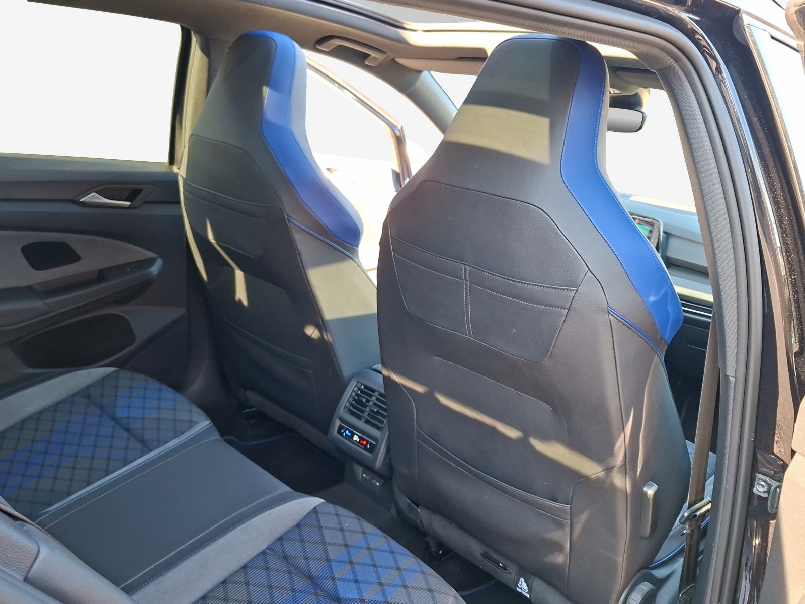 VW Golf Variant 2.0 TSI R DSG 4Motion-image-13