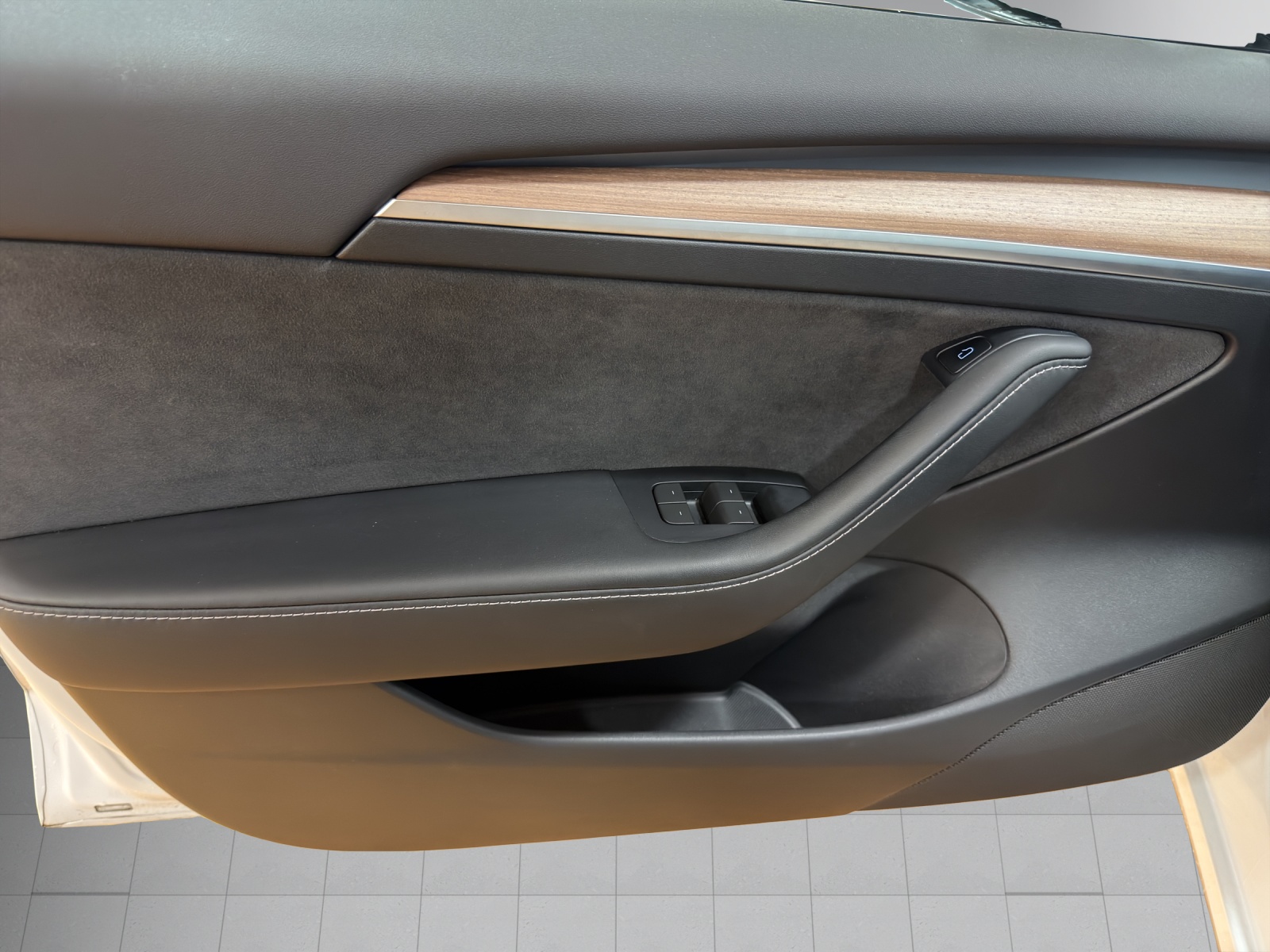 TESLA Model 3-image-7