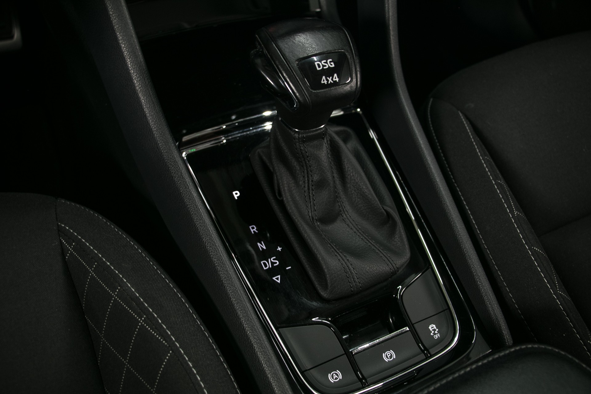 SKODA Karoq 2.0 TDI CR Ambition 4x4 DSG-image-9