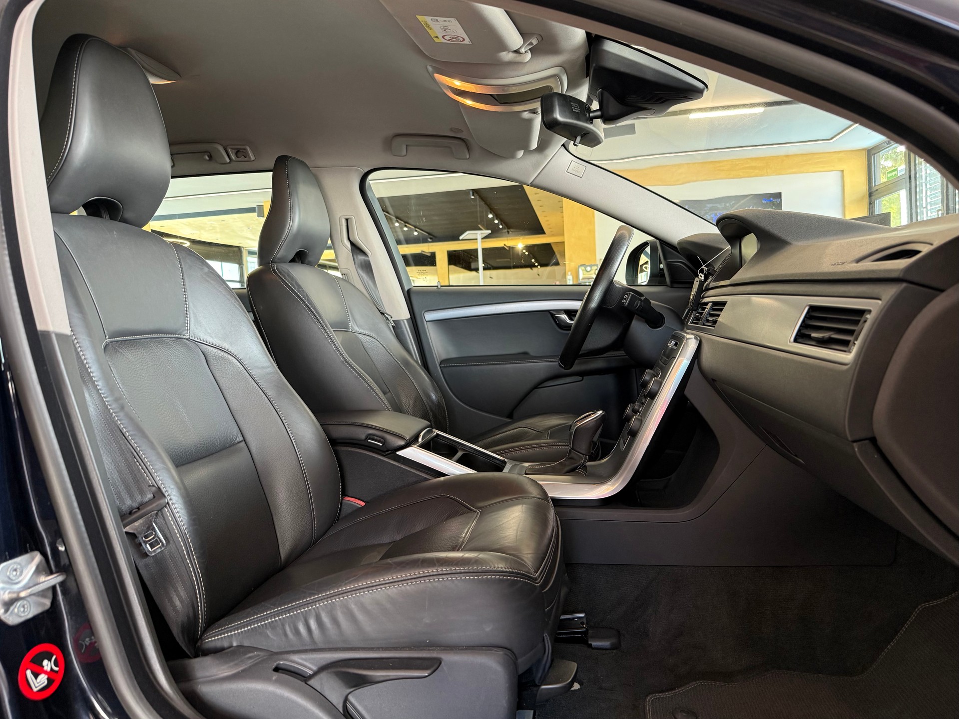 VOLVO V70 D2 Kinetic Dynamic Edition Geartronic-image-15