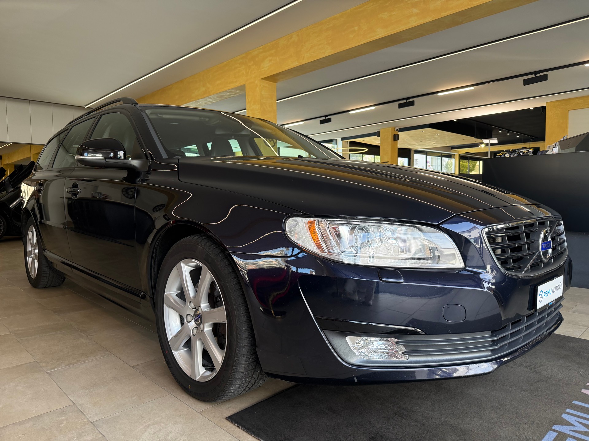 VOLVO V70 D2 Kinetic Dynamic Edition Geartronic-image-0