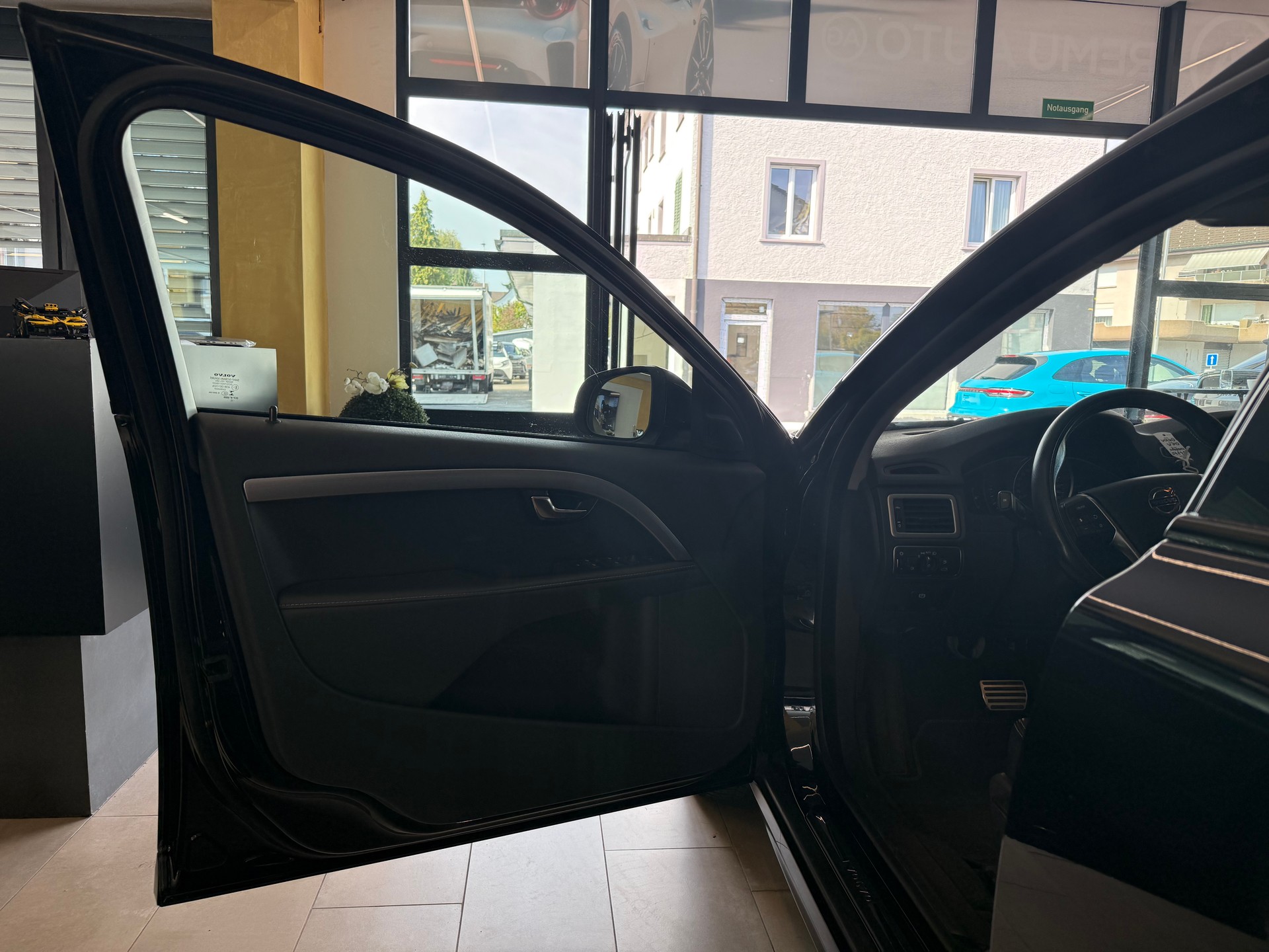 VOLVO V70 D2 Kinetic Dynamic Edition Geartronic-image-9