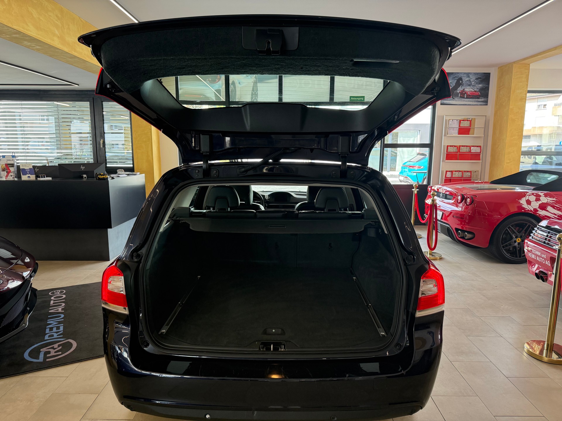 VOLVO V70 D2 Kinetic Dynamic Edition Geartronic-image-4